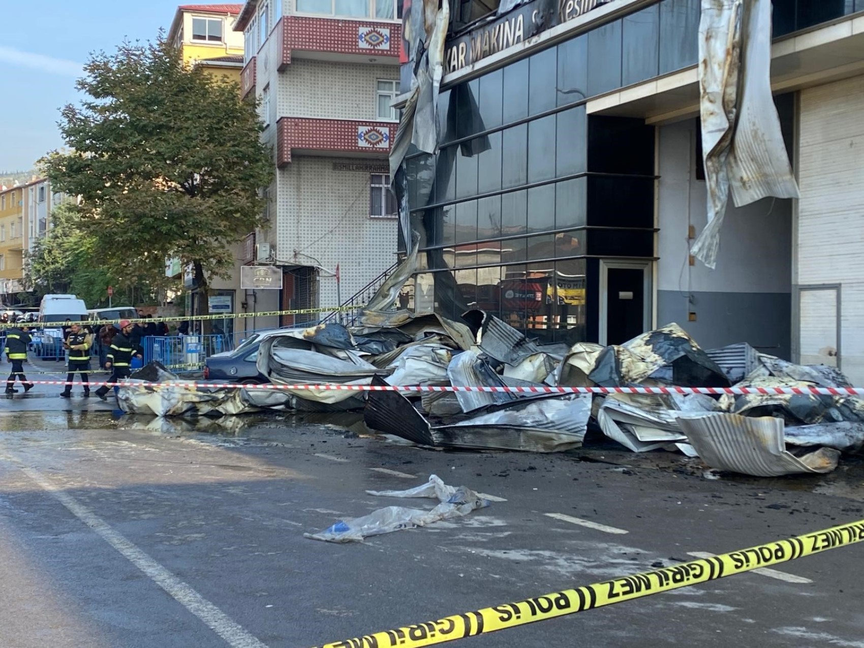 Kocaeli'de 6 kişinin hayatını kaybettiği parfüm deposunun içi görüntülendi