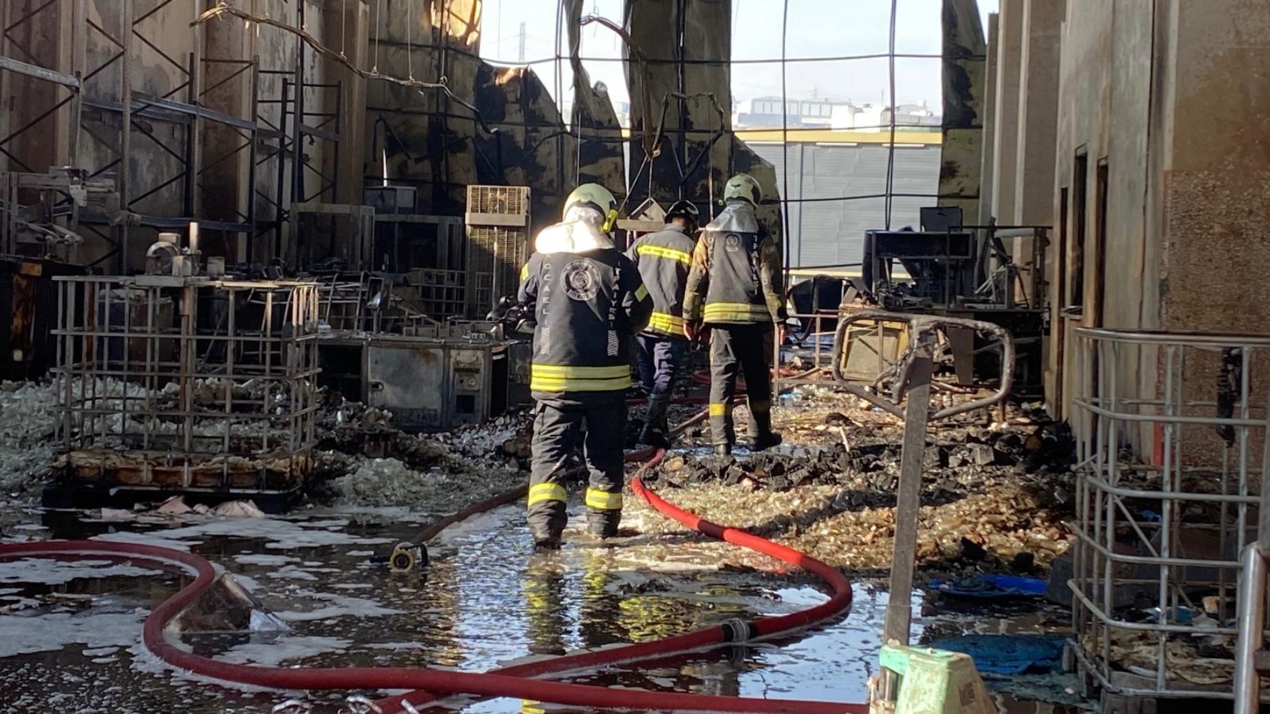 Kocaeli'de 6 kişinin hayatını kaybettiği parfüm deposunun içi görüntülendi