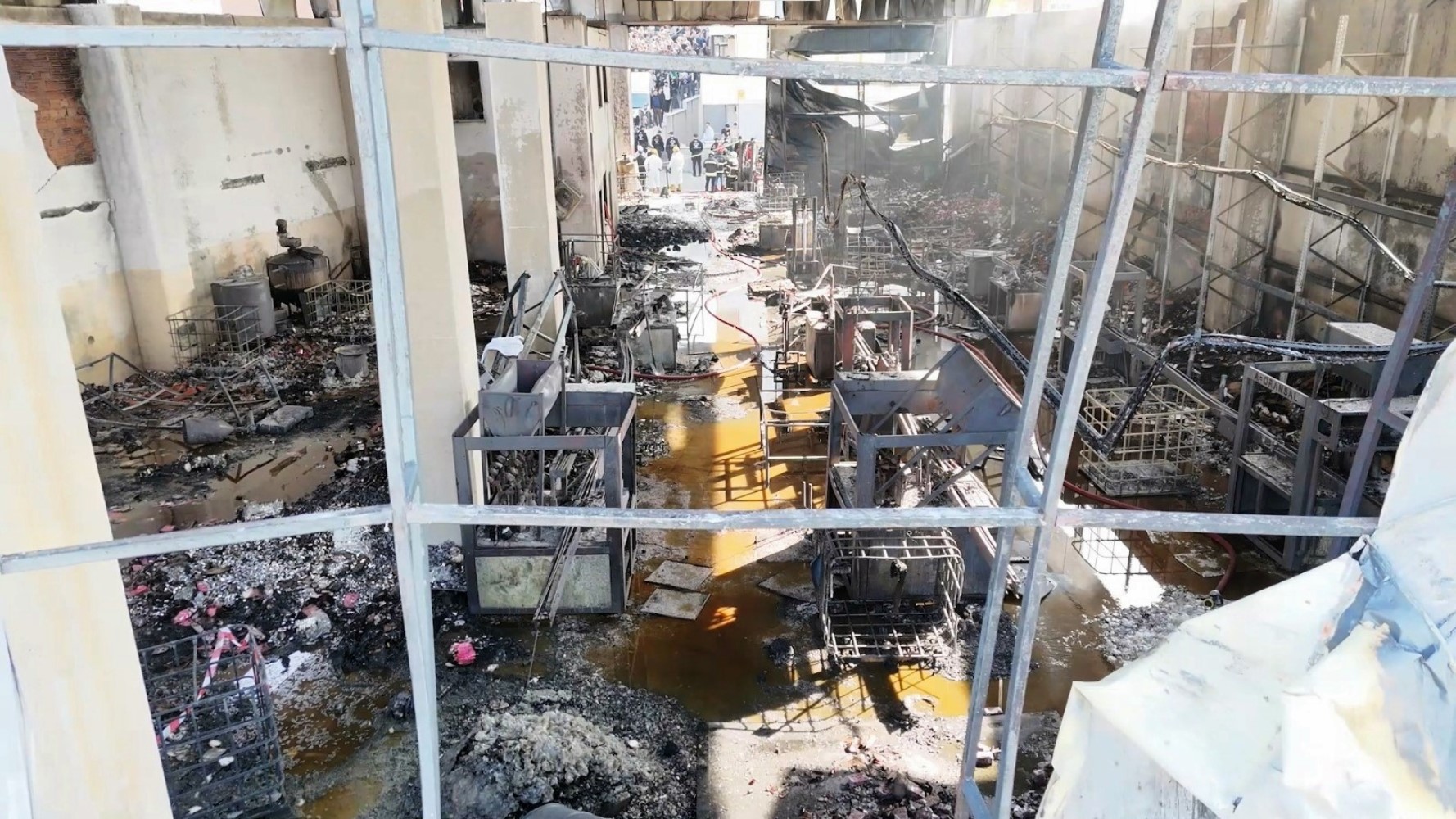 Kocaeli'de 6 kişinin hayatını kaybettiği parfüm deposunun içi görüntülendi