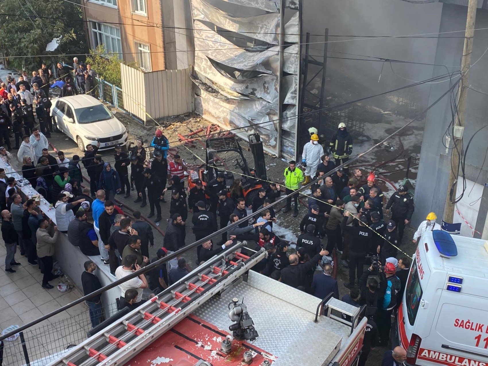 Kocaeli'de 6 kişinin hayatını kaybettiği parfüm deposunun içi görüntülendi