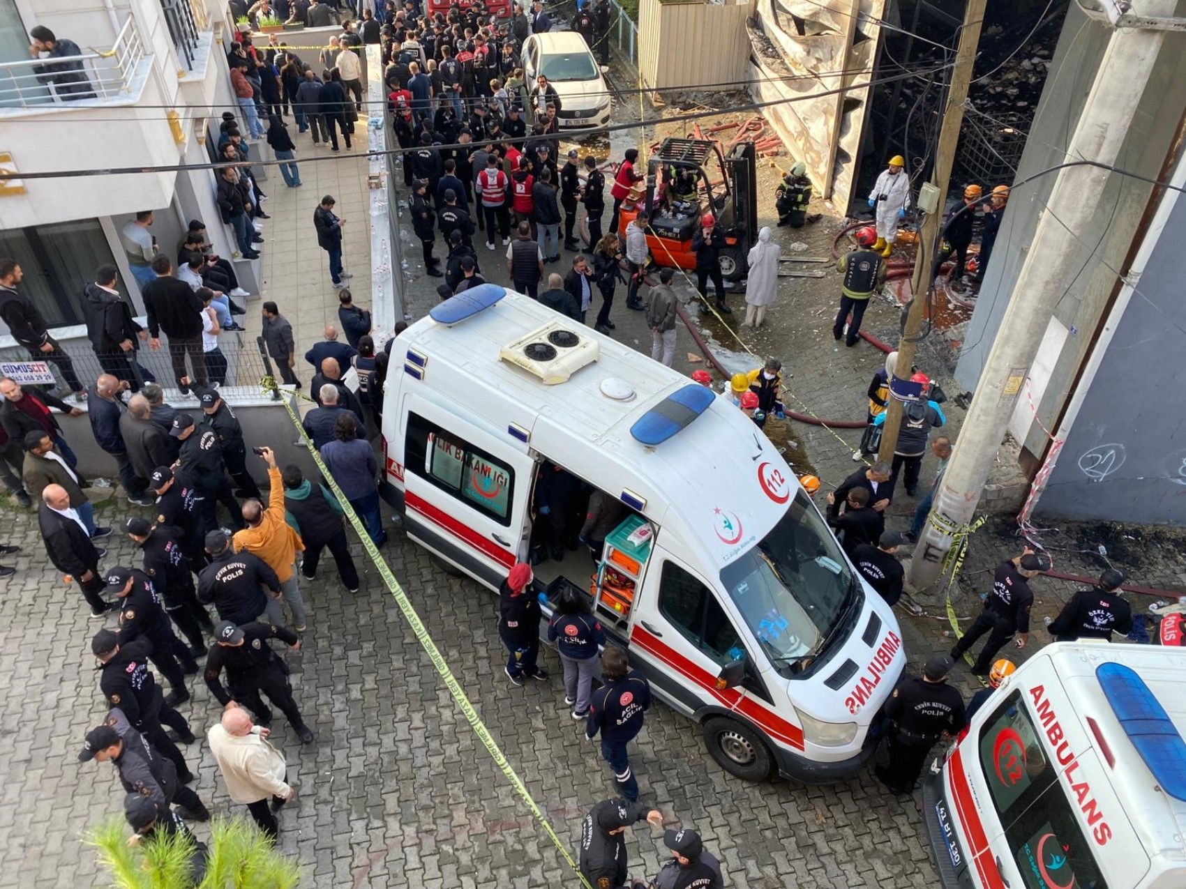 Kocaeli'de 6 kişinin hayatını kaybettiği parfüm deposunun içi görüntülendi