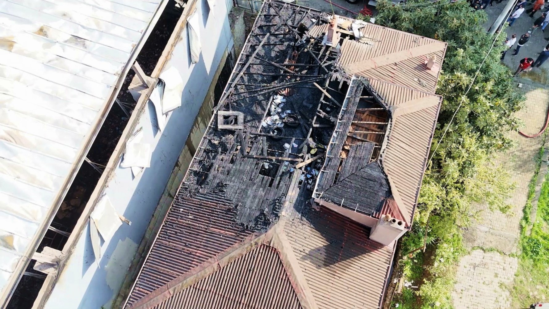 Kocaeli'de 6 kişinin hayatını kaybettiği parfüm deposunun içi görüntülendi