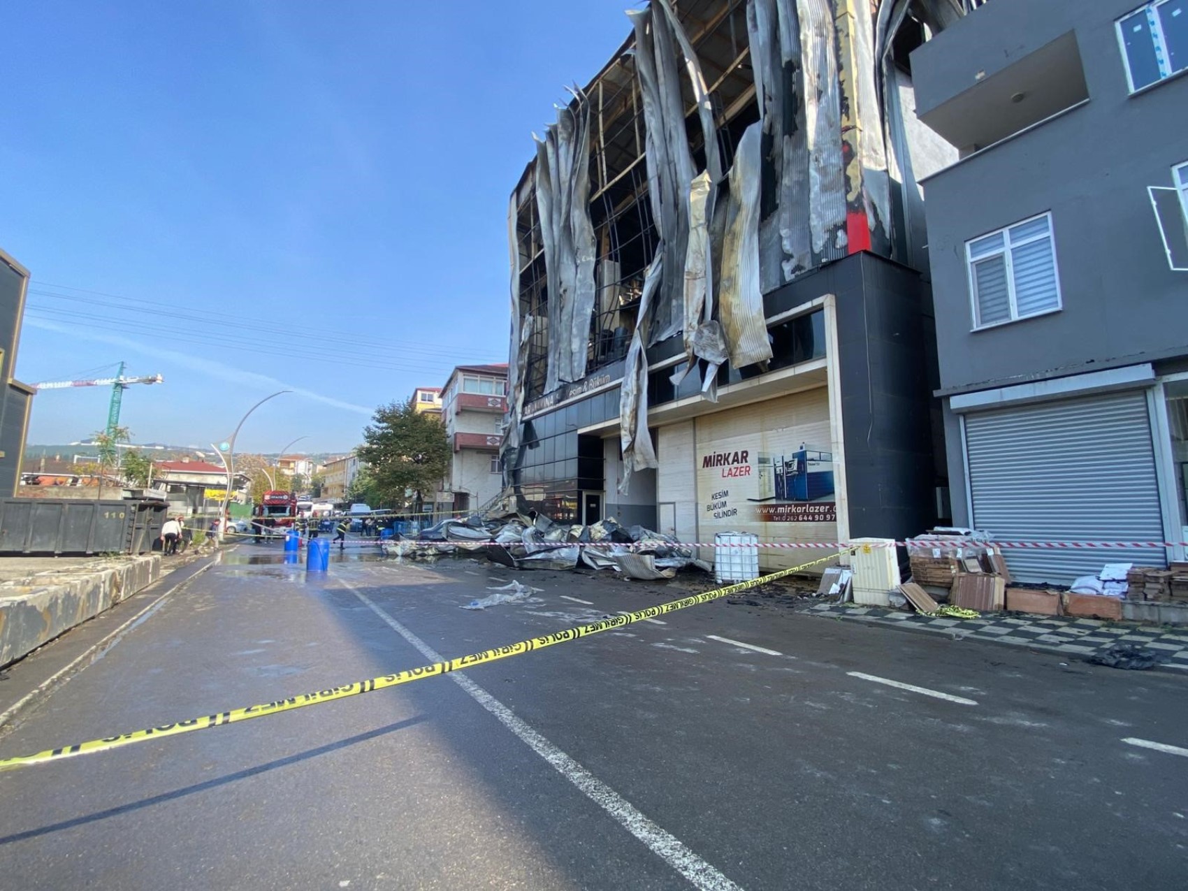Kocaeli'de 6 kişinin hayatını kaybettiği parfüm deposunun içi görüntülendi