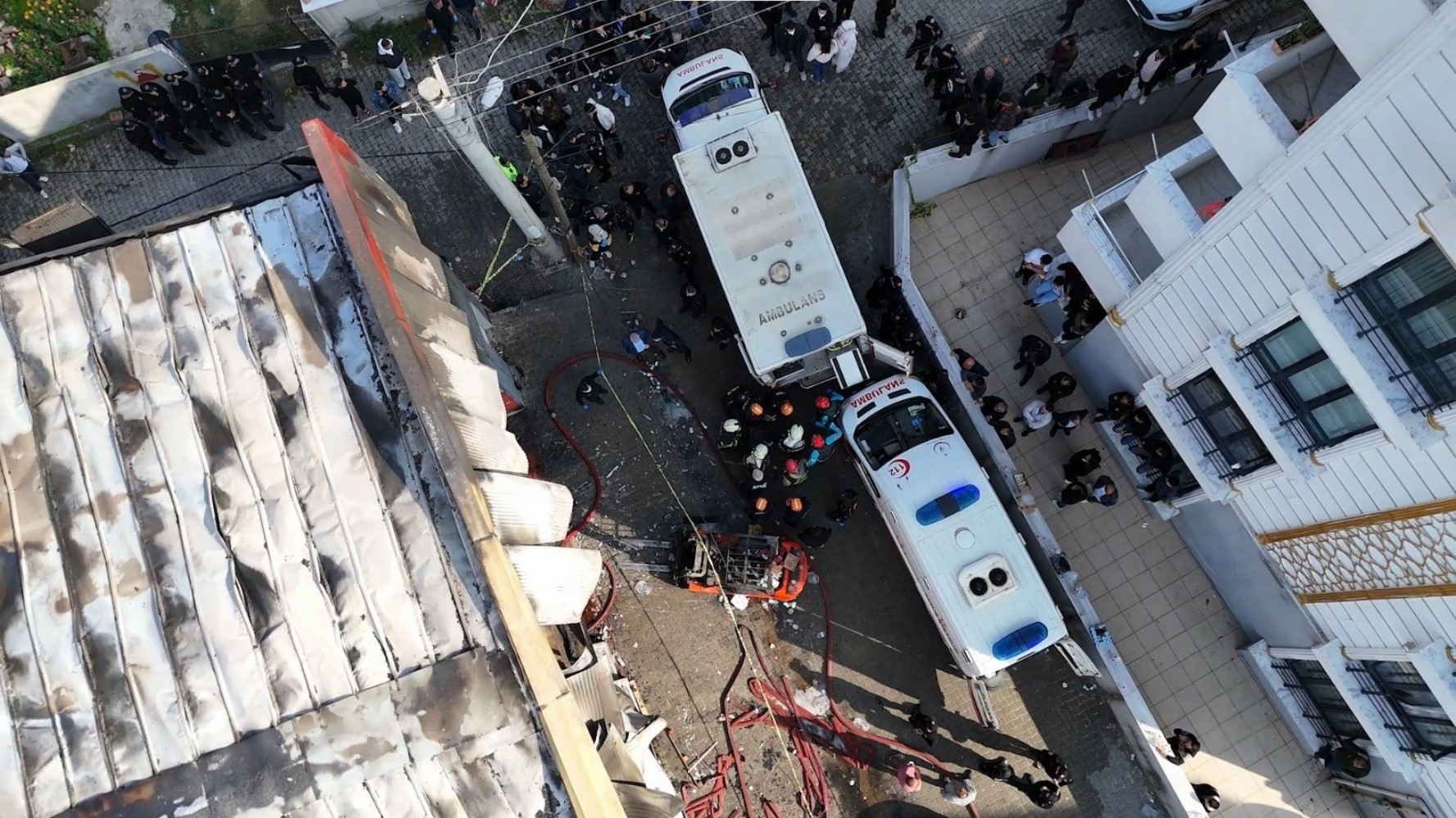 Kocaeli'de 6 kişinin hayatını kaybettiği parfüm deposunun içi görüntülendi