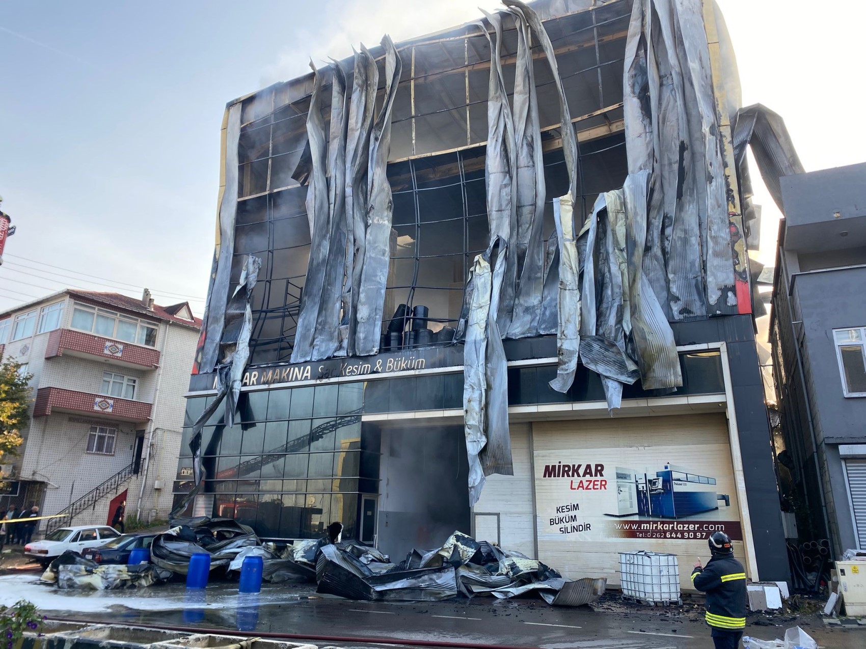 Kocaeli'de 6 kişinin hayatını kaybettiği parfüm deposunun içi görüntülendi