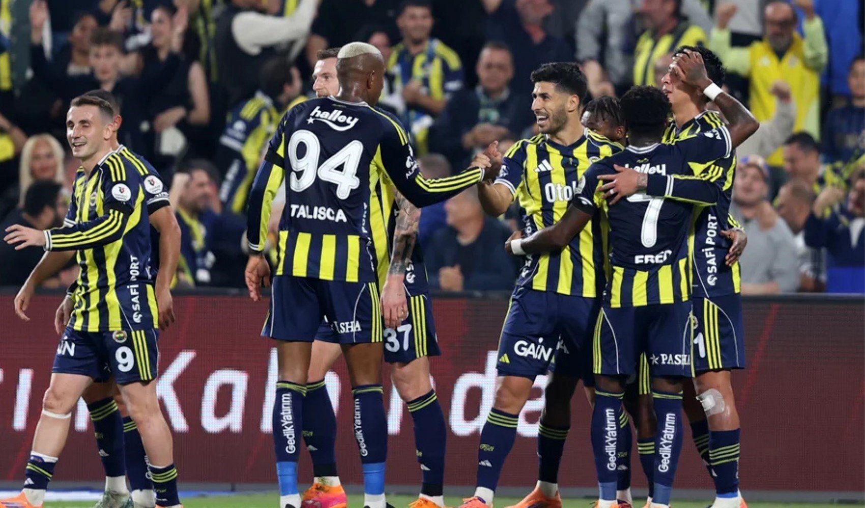 Fenerbahçe Kadıköy'de gövde gösterisi yaptı: Puan farkını 1'e indirdi
