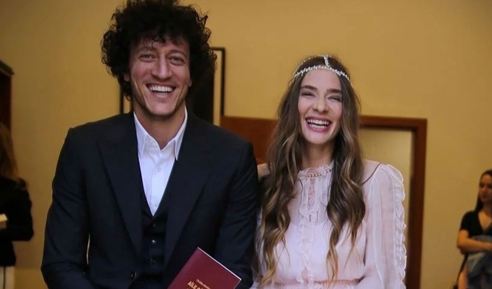 Müge Boz ve Caner Erdeniz çifti Türkiye'den ayrıldı