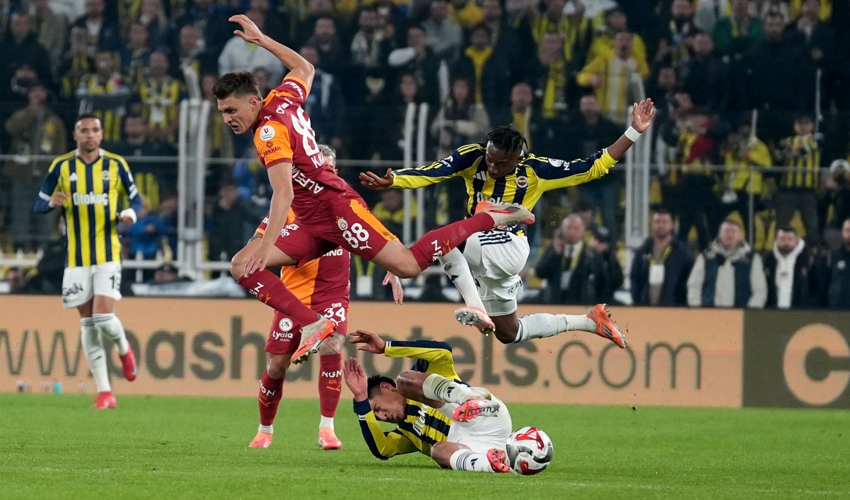 Kadıköy'deki derbide bolca kart çıktı, iki gol atıldı: Kazanan çıkmadı