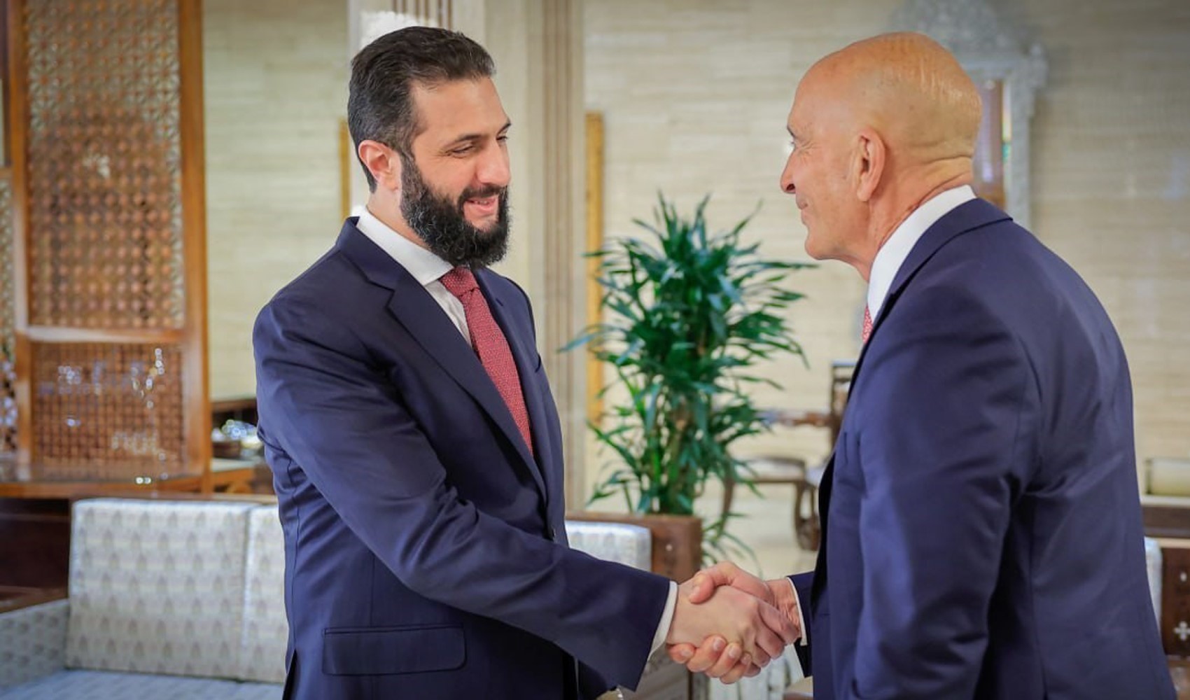 Suriye Devlet Başkanı eş-Şara, ABD'nin Suriye Özel Temsilcisi Barrack'ı ağırladı