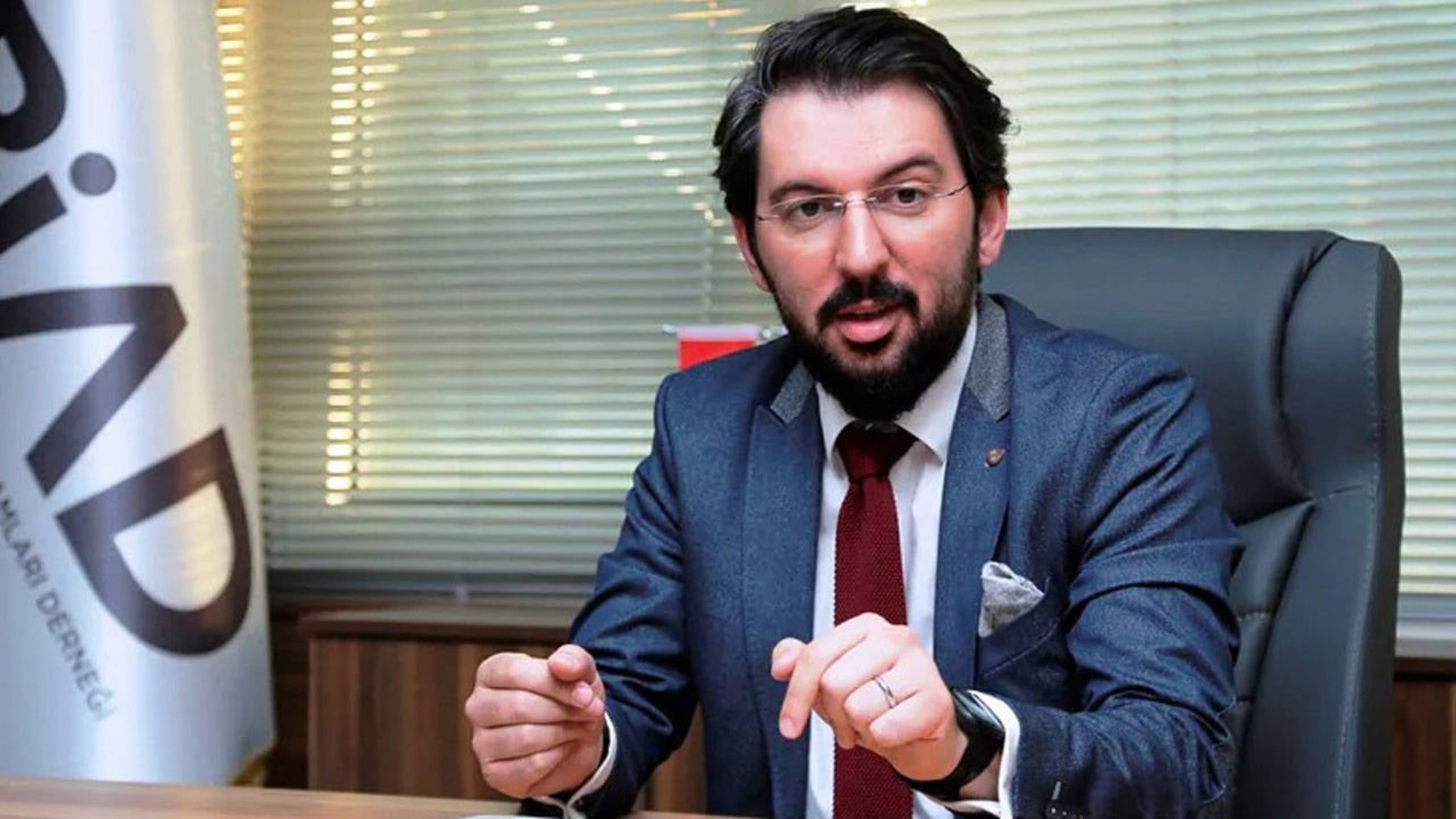 Ali Mahir Başarır çakarlı araç kullanan 5 gazetecinin adını verdi! Cem Küçük Ali Yerlikaya'ya çağrı yaptı