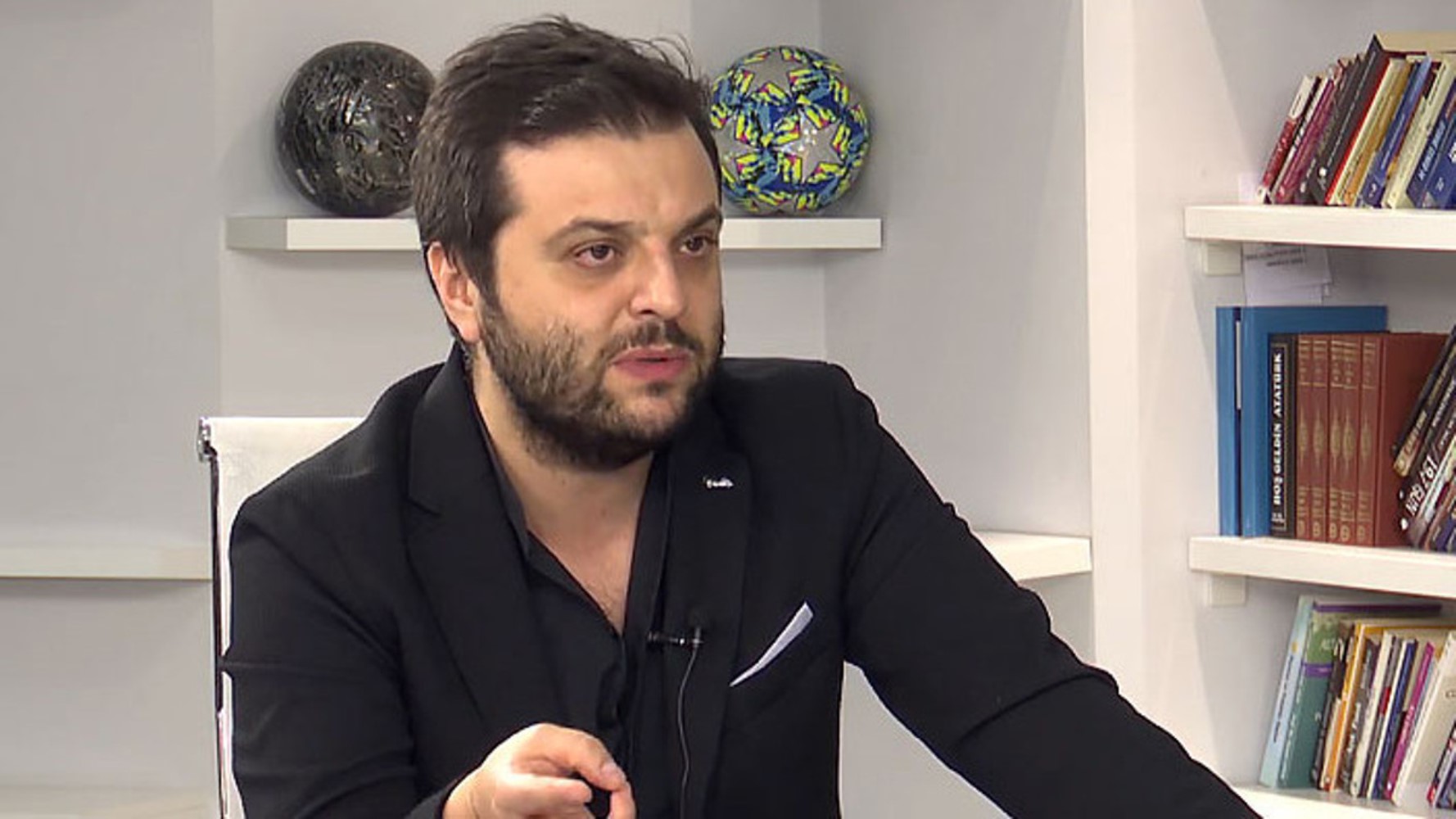 Ali Mahir Başarır çakarlı araç kullanan 5 gazetecinin adını verdi! Cem Küçük Ali Yerlikaya'ya çağrı yaptı