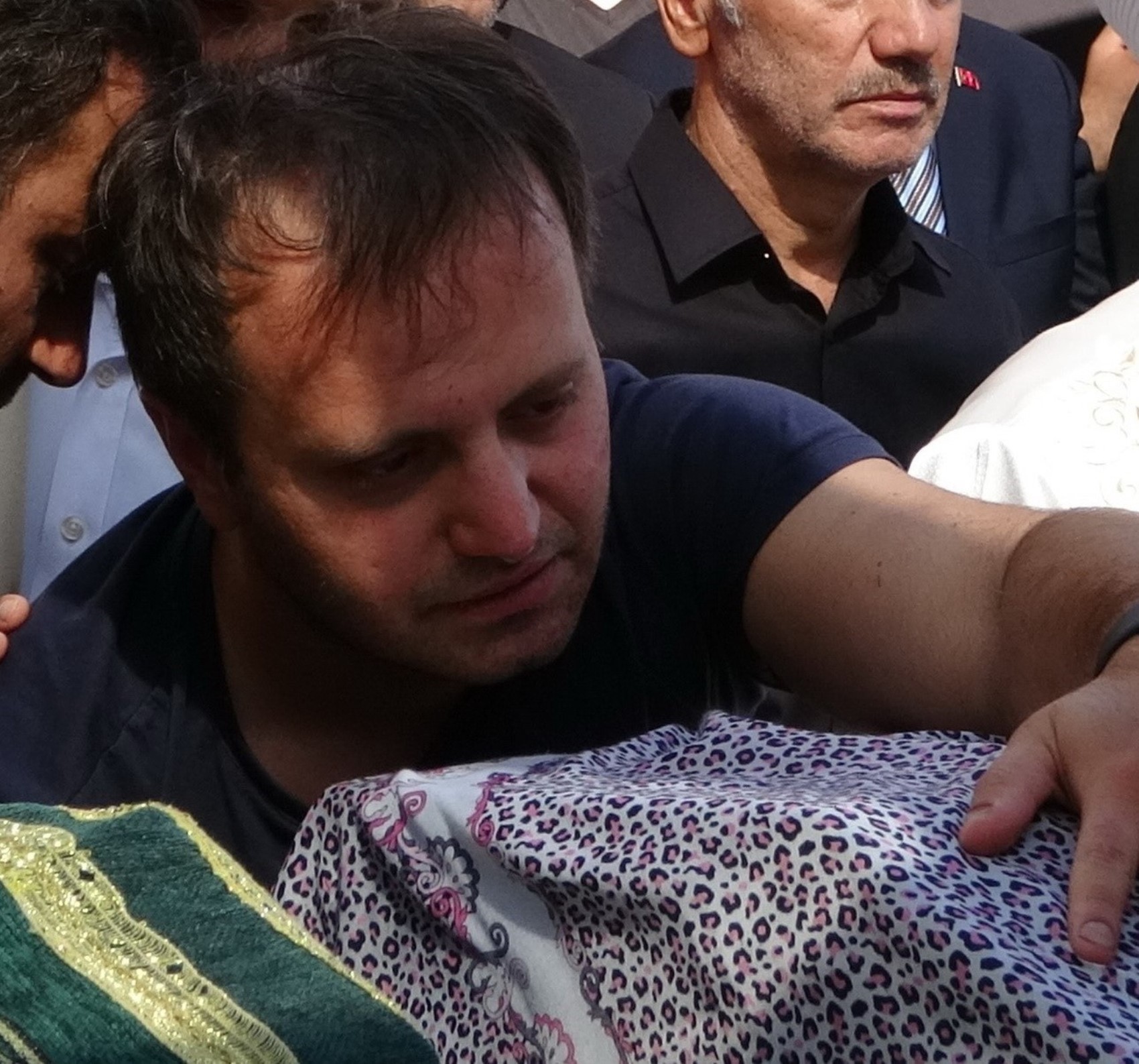 Eşini ve çocuğunu öldüren doktor, cezaevinde intihar etti