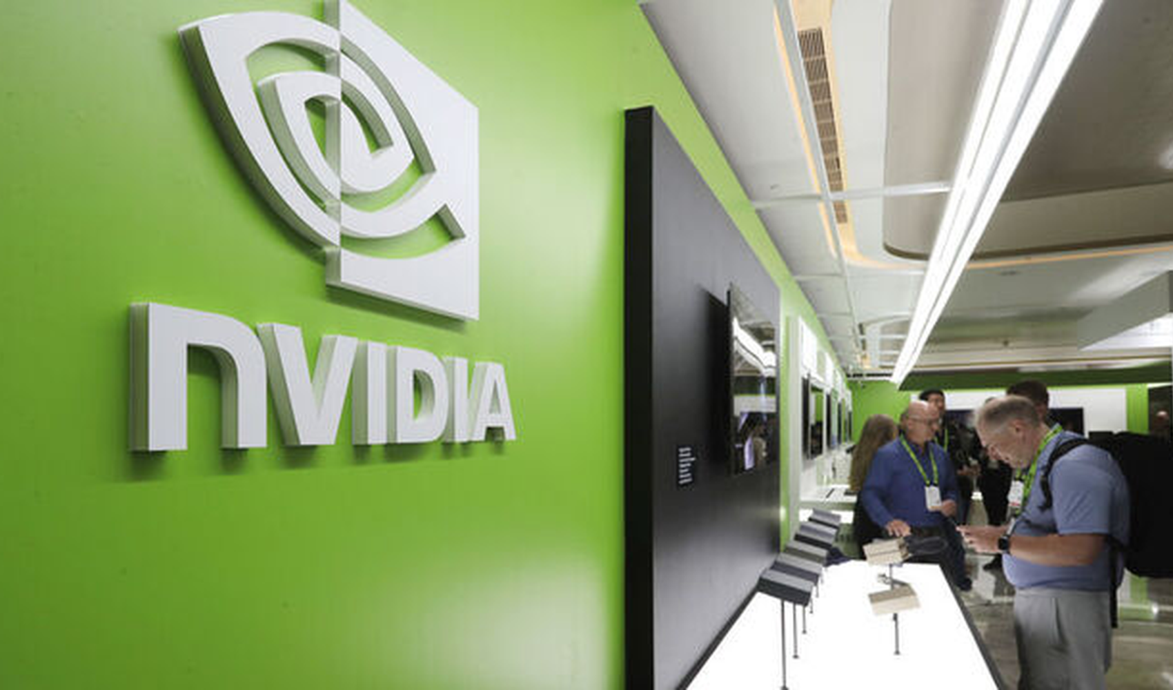 Nvidia continua a sostenere l'infrastruttura con massicci investimenti in data center per l'intelligenza artificiale.
