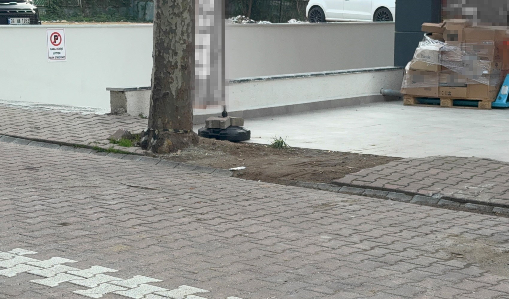 Çöpe atmak için yerden aldı, içinden 60 bin dolar çıktı