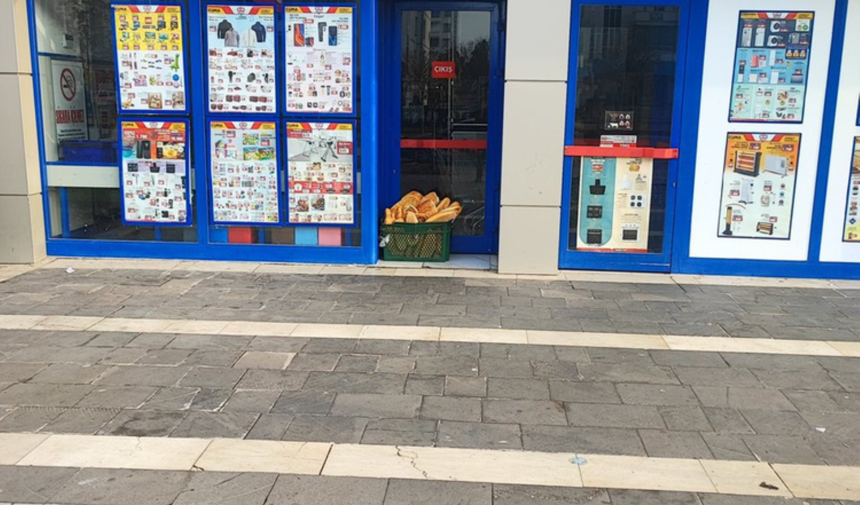 Diyarbakır'da market önünde bırakılan ekmekler tepki çekti