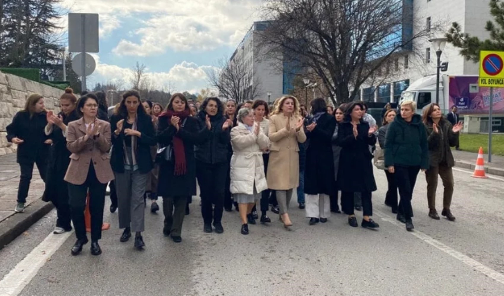 Meclis’te taciz skandalı büyüyor: Kadın vekiller protestoya çıktı, polis barikat kurdu