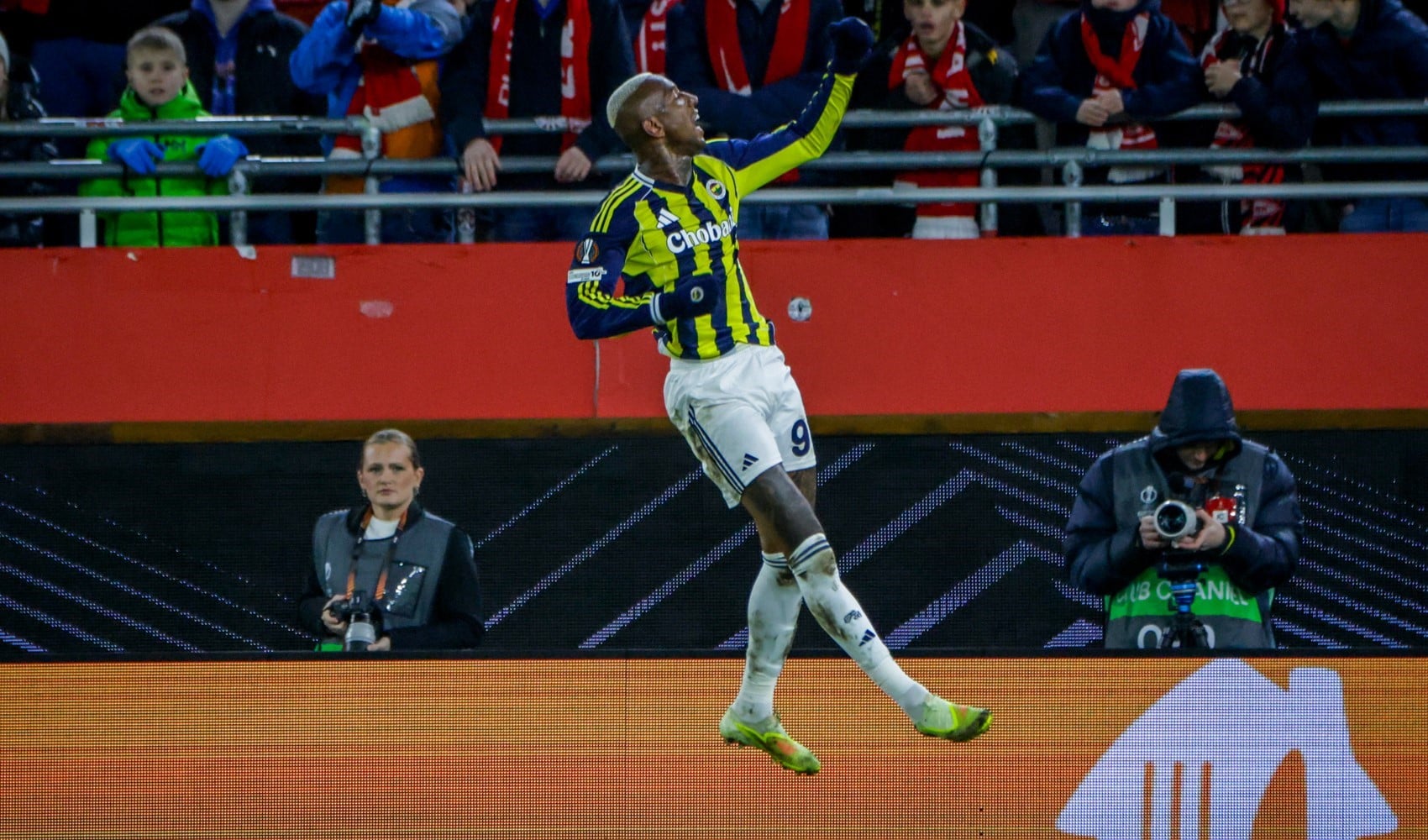 Fenerbahçe, Norveç'te dört golle galibiyete uzandı