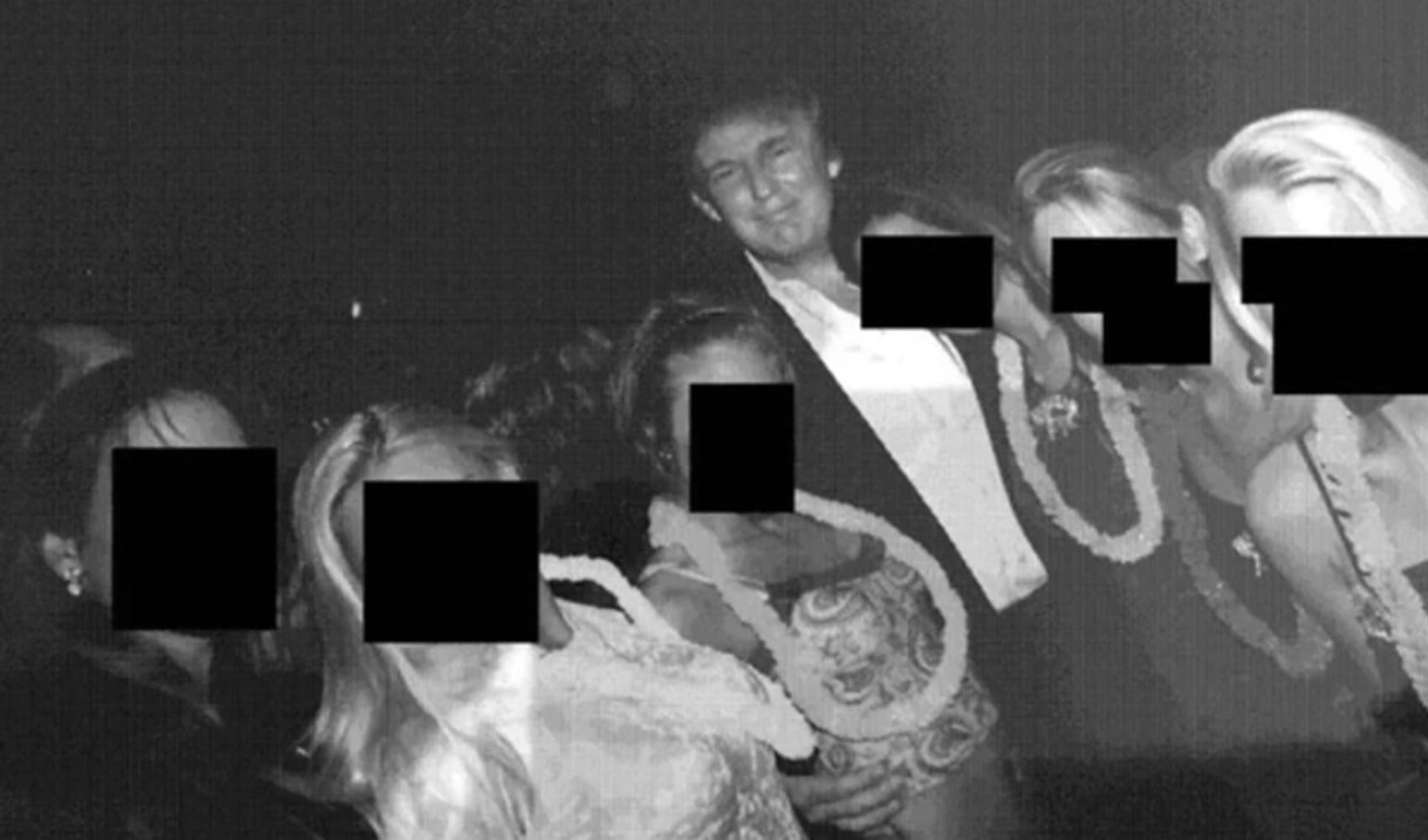 Epstein'in albümünden Trump'ın da yer aldığı 19 yeni fotoğraf paylaşıldı