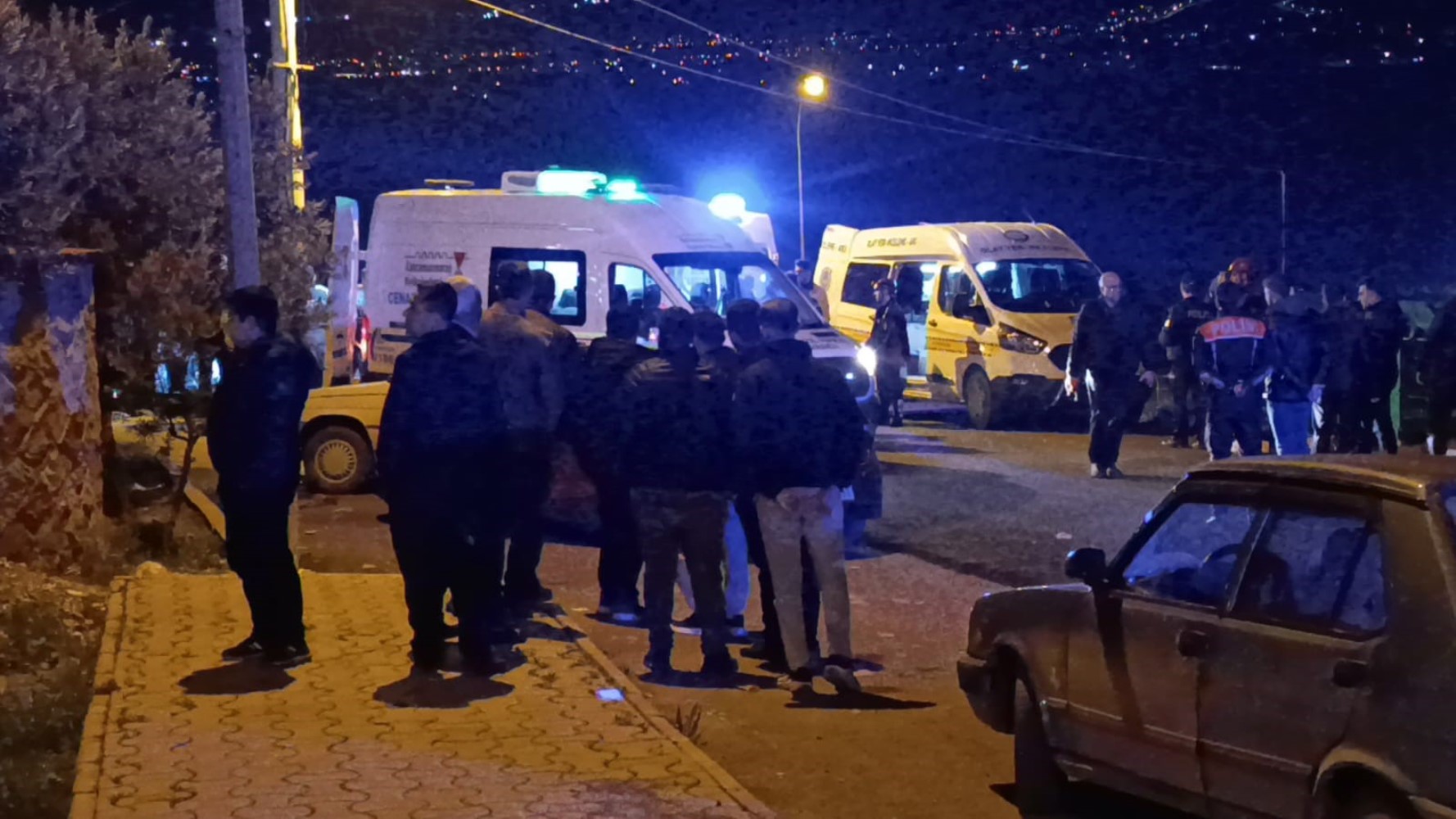 Kendisinden ayrılan kız arkadaşını evine girerken öldürdü