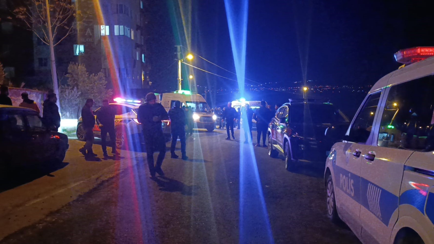 Kendisinden ayrılan kız arkadaşını evine girerken öldürdü