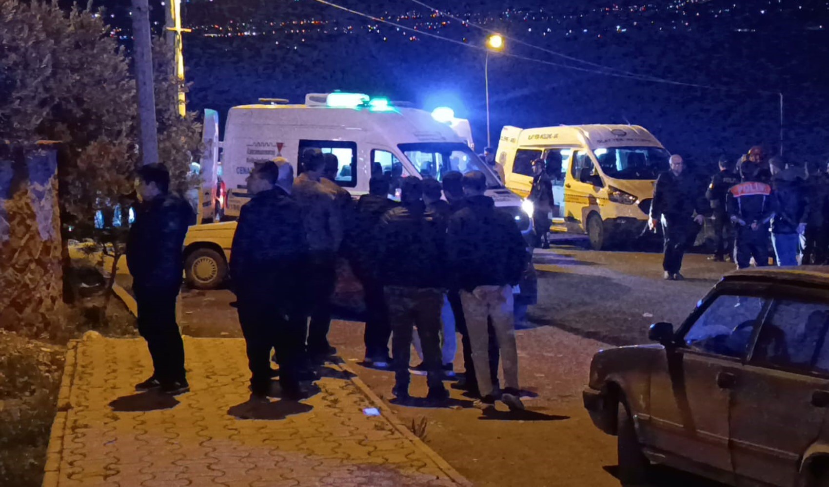 Kendisinden ayrılan kız arkadaşını evine girerken öldürdü