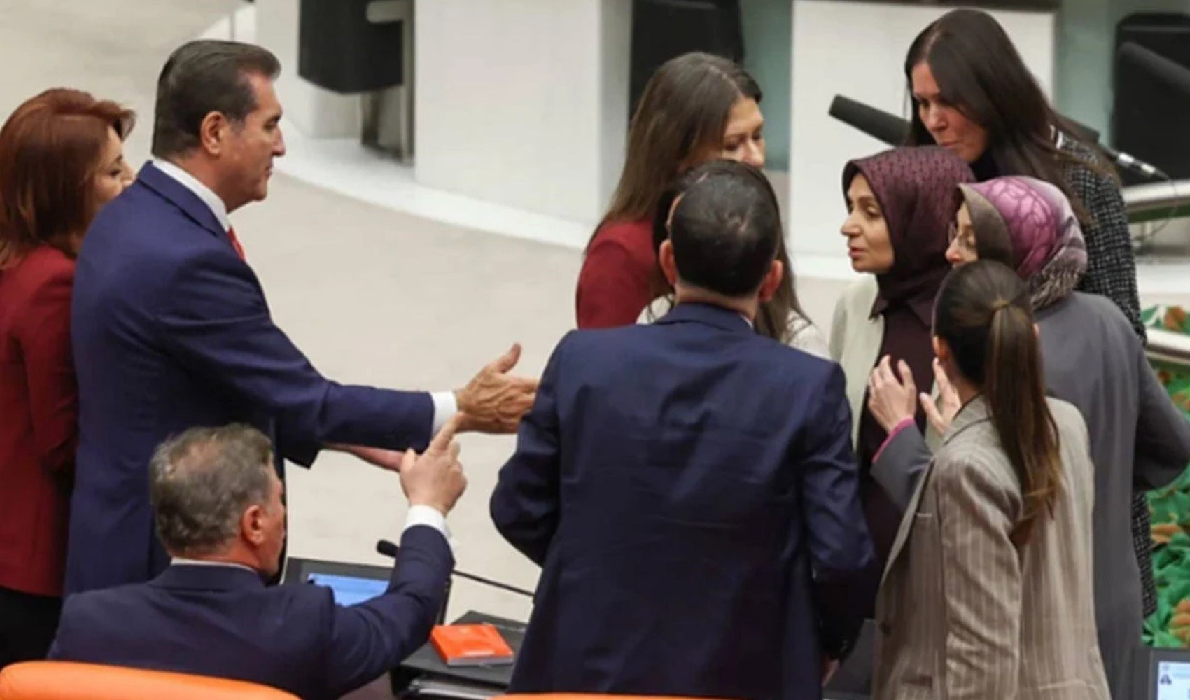 Meclis'te AKP ve MHP arasında kriz