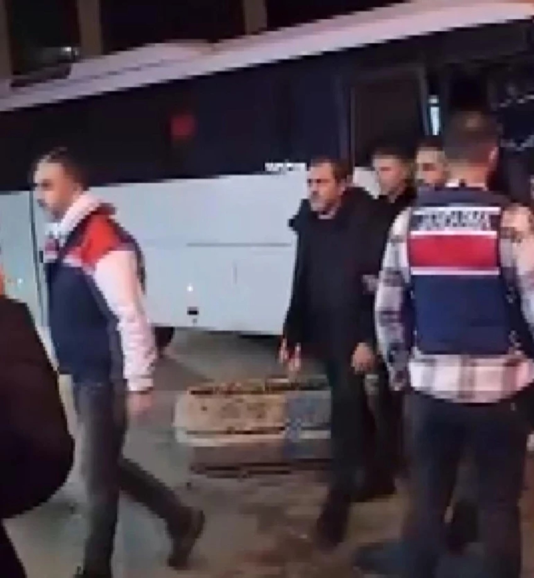 Uyuşturucu ve grup seks iddialarının arkasında iktidar savaşı mı var?  Kilit isim görevden affını isteyebilir