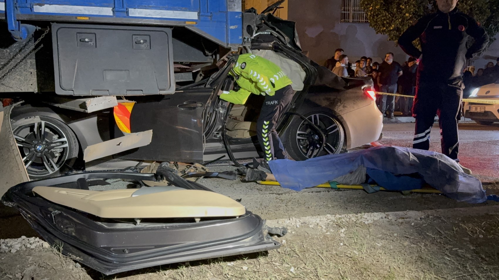 Lüks otomobil kamyona ok gibi saplandı: 1 ölü, 2 yaralı