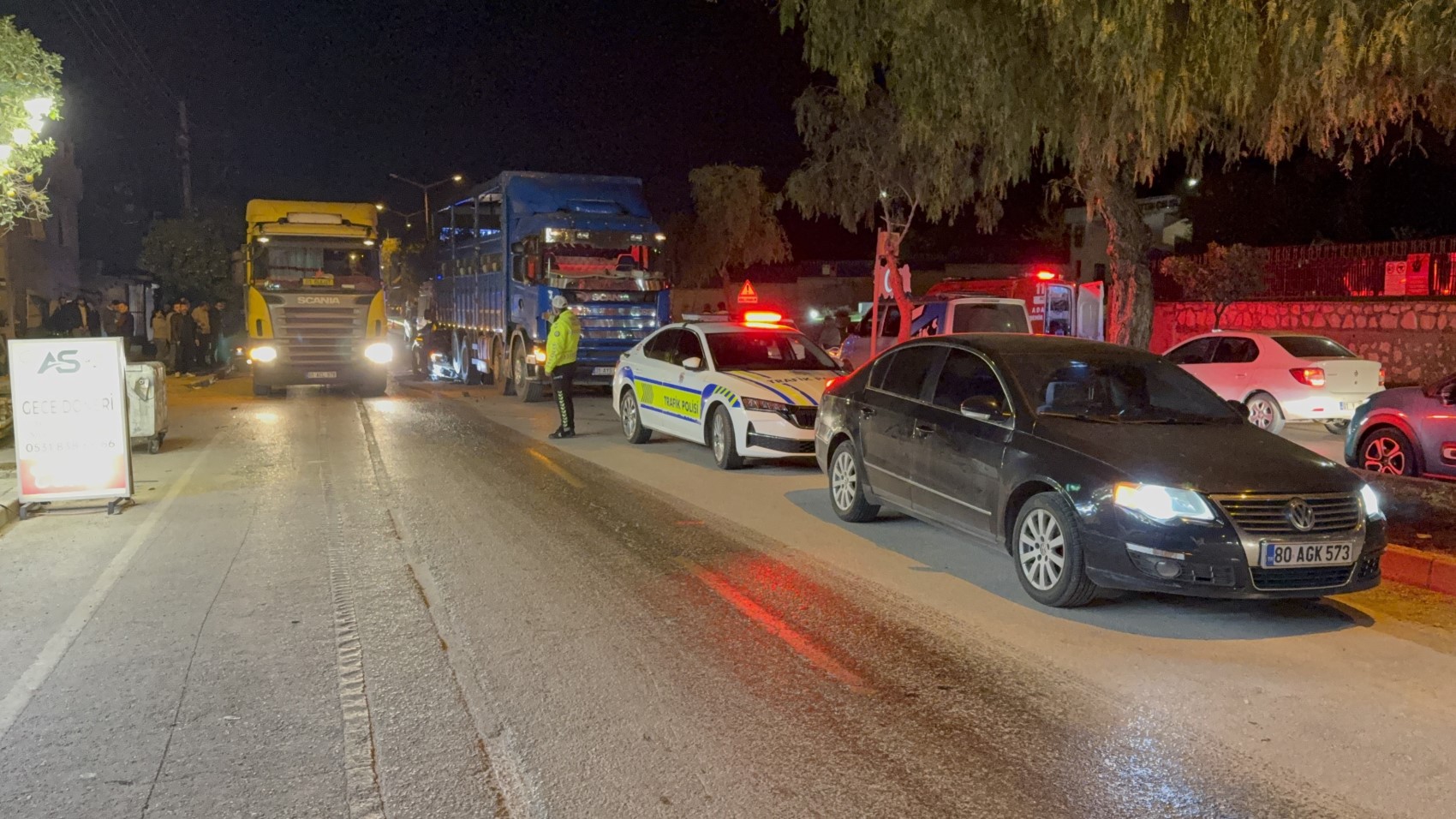 Lüks otomobil kamyona ok gibi saplandı: 1 ölü, 2 yaralı