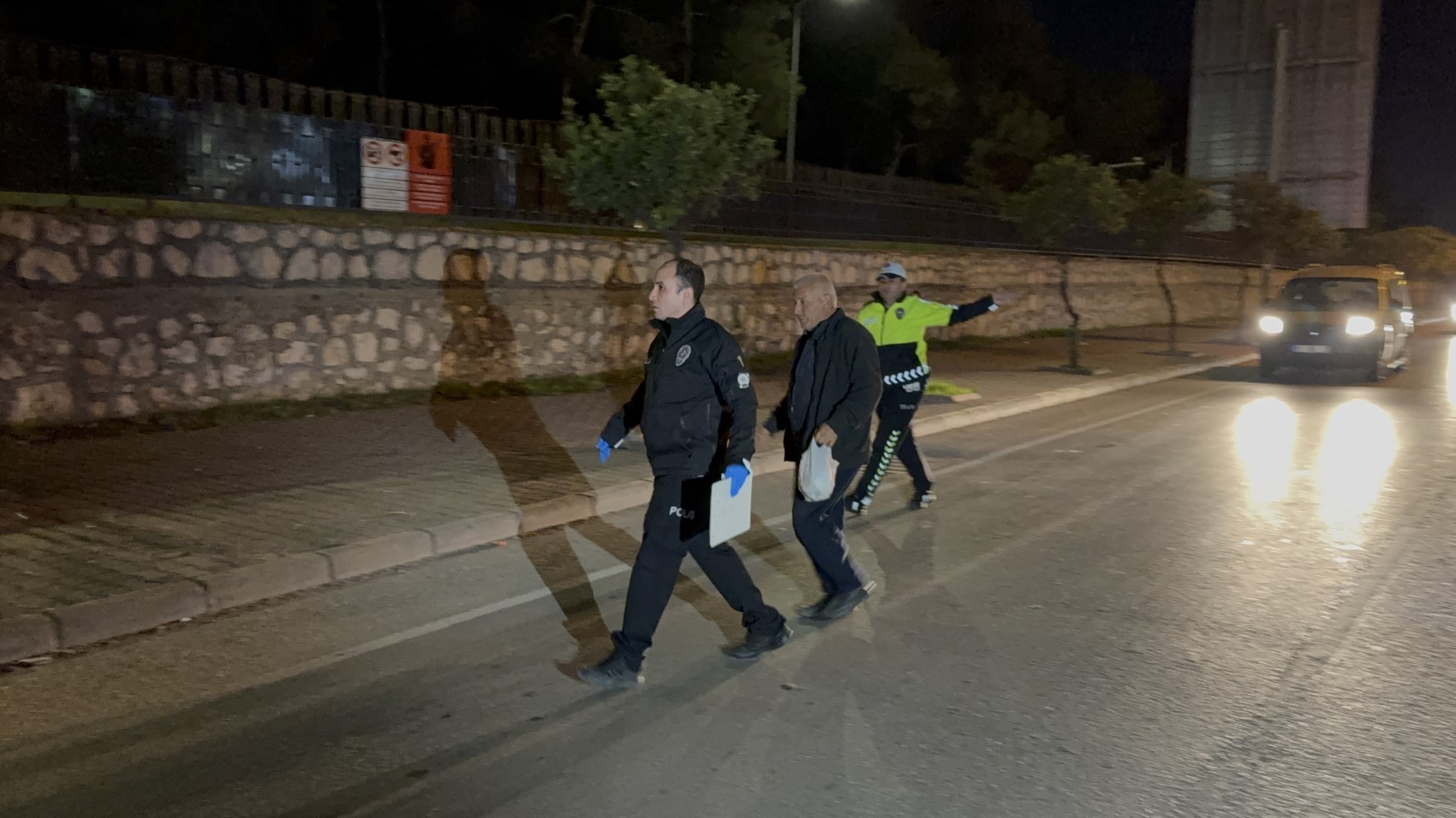 Lüks otomobil kamyona ok gibi saplandı: 1 ölü, 2 yaralı