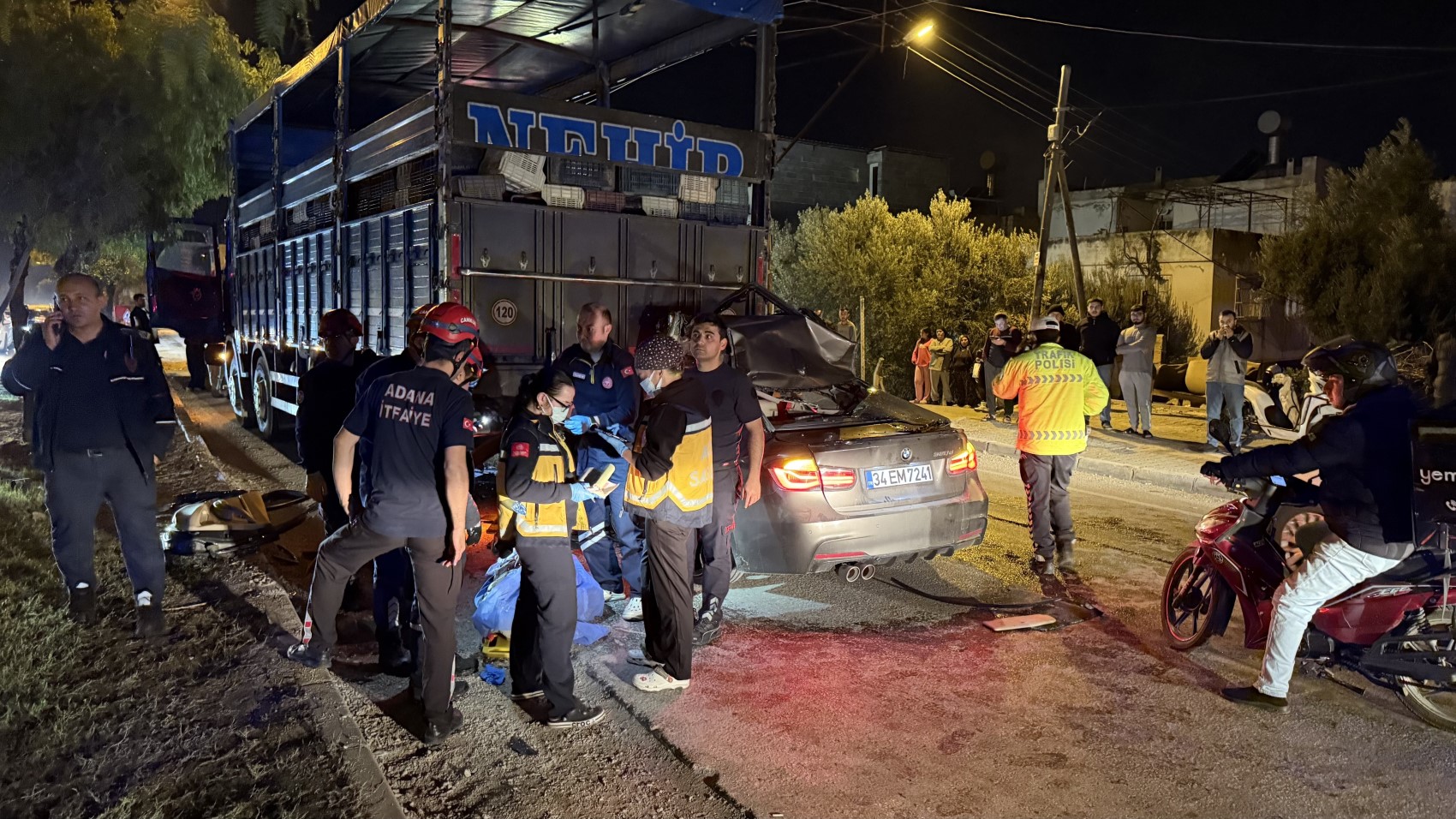 Lüks otomobil kamyona ok gibi saplandı: 1 ölü, 2 yaralı