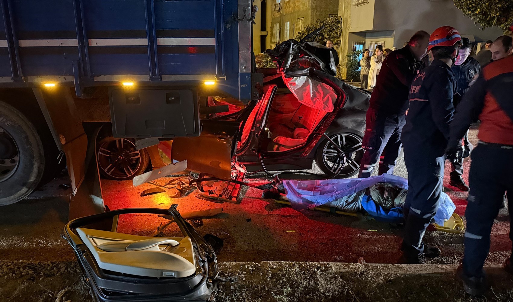 Lüks otomobil kamyona ok gibi saplandı: 1 ölü, 2 yaralı