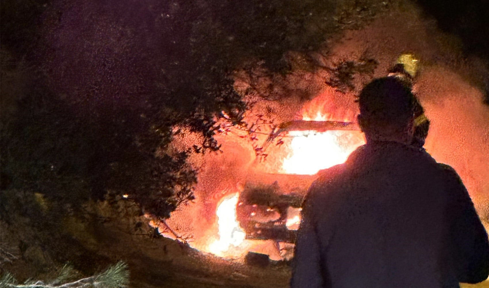 Otomobil patladı, feci şekilde can verdi