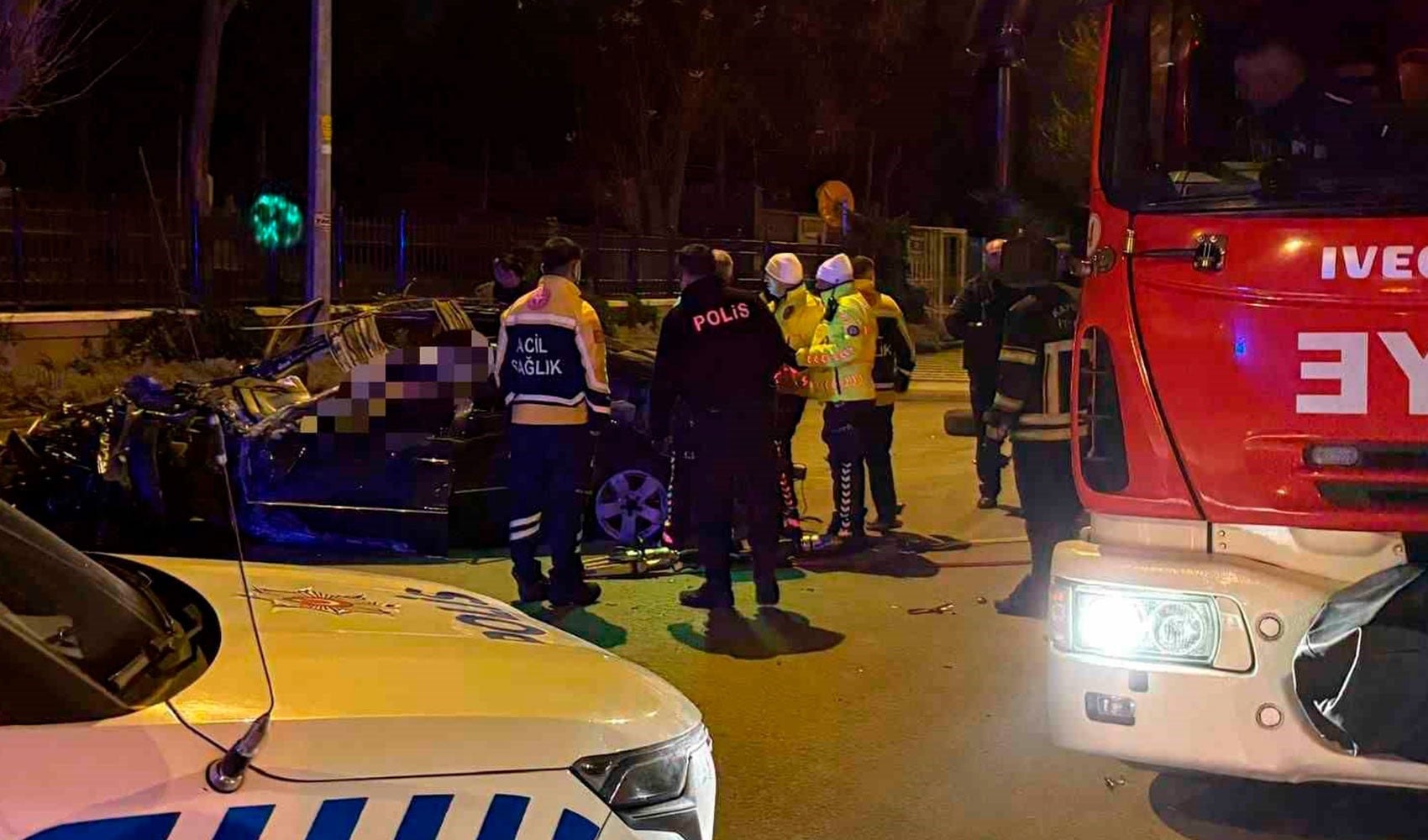 Kaldırıma çarpan otomobil 200 metre savruldu