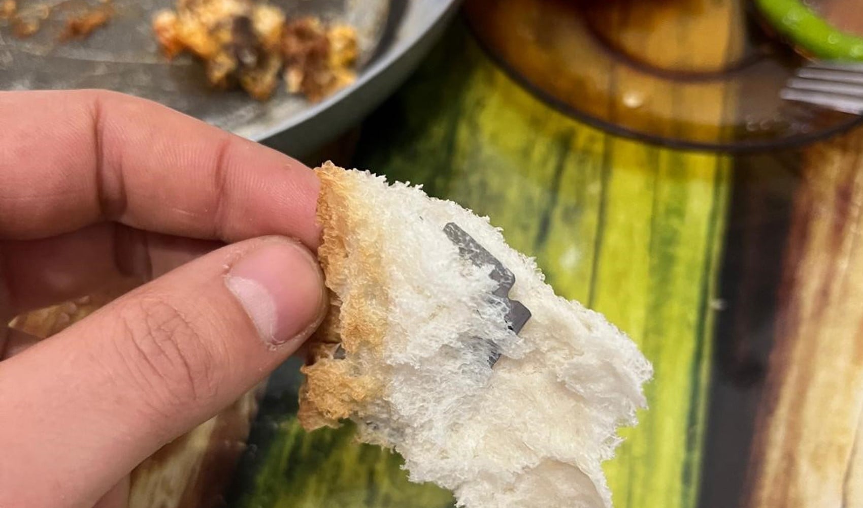 Ekmeğin içinden jilet çıktı