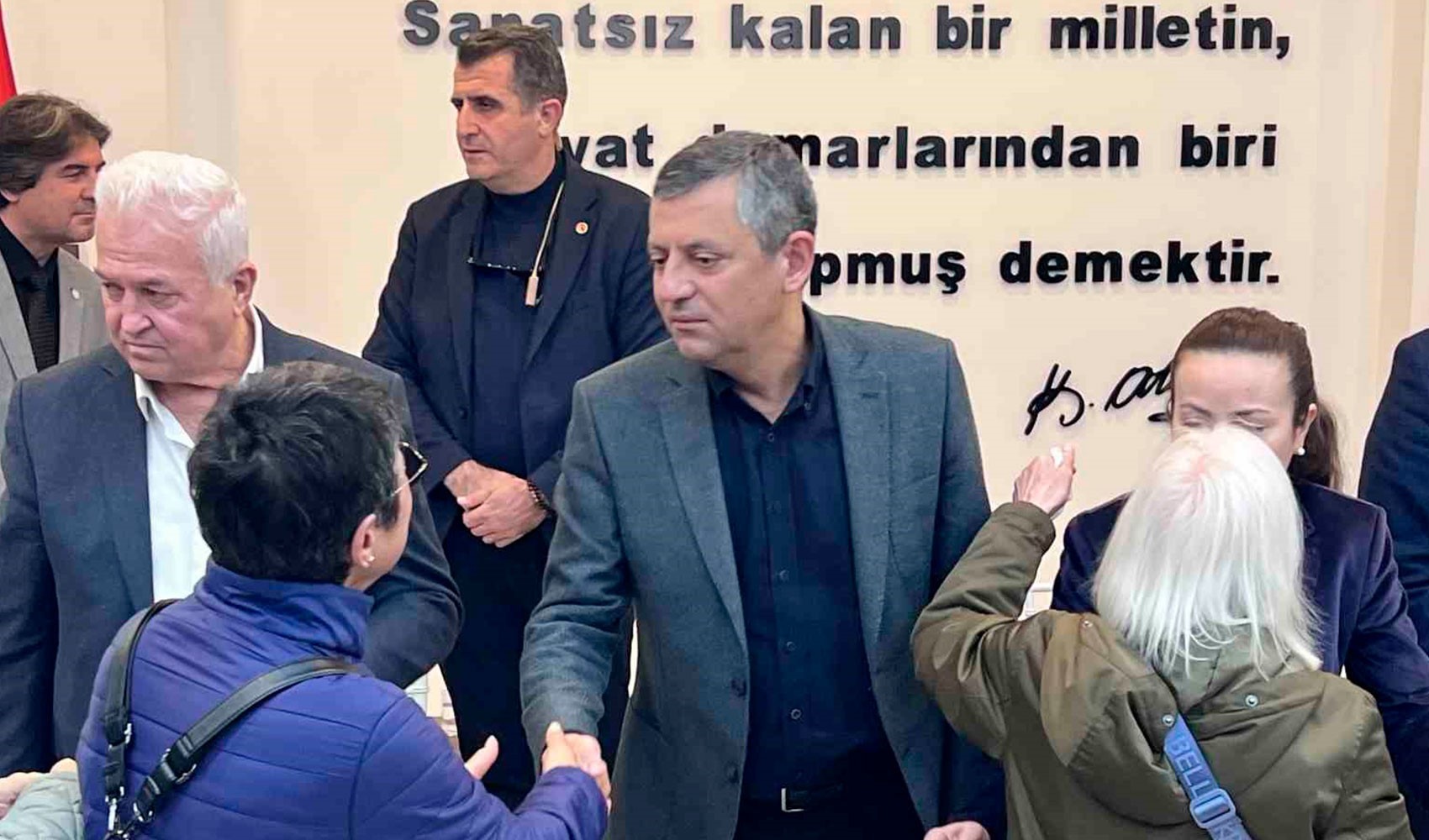 Özgür Özel, Durbay ailesiyle beraber taziyeleri kabul etti