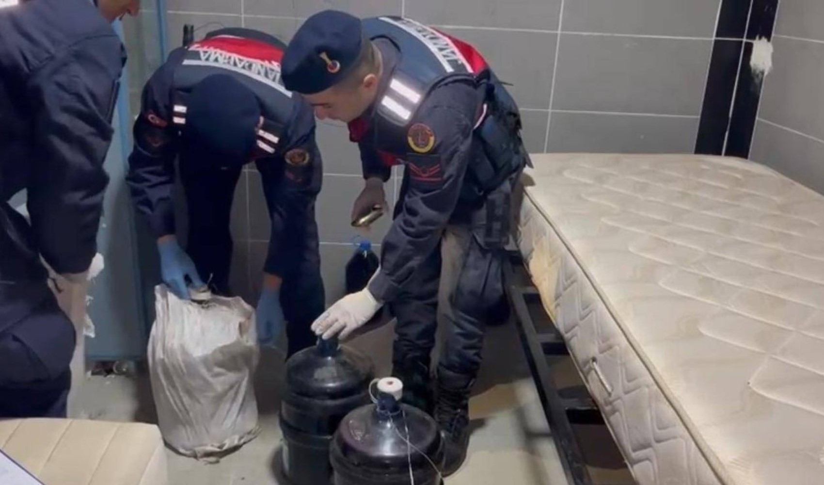 Yeni yıl öncesi 6 ton sahte alkol ele geçirildi