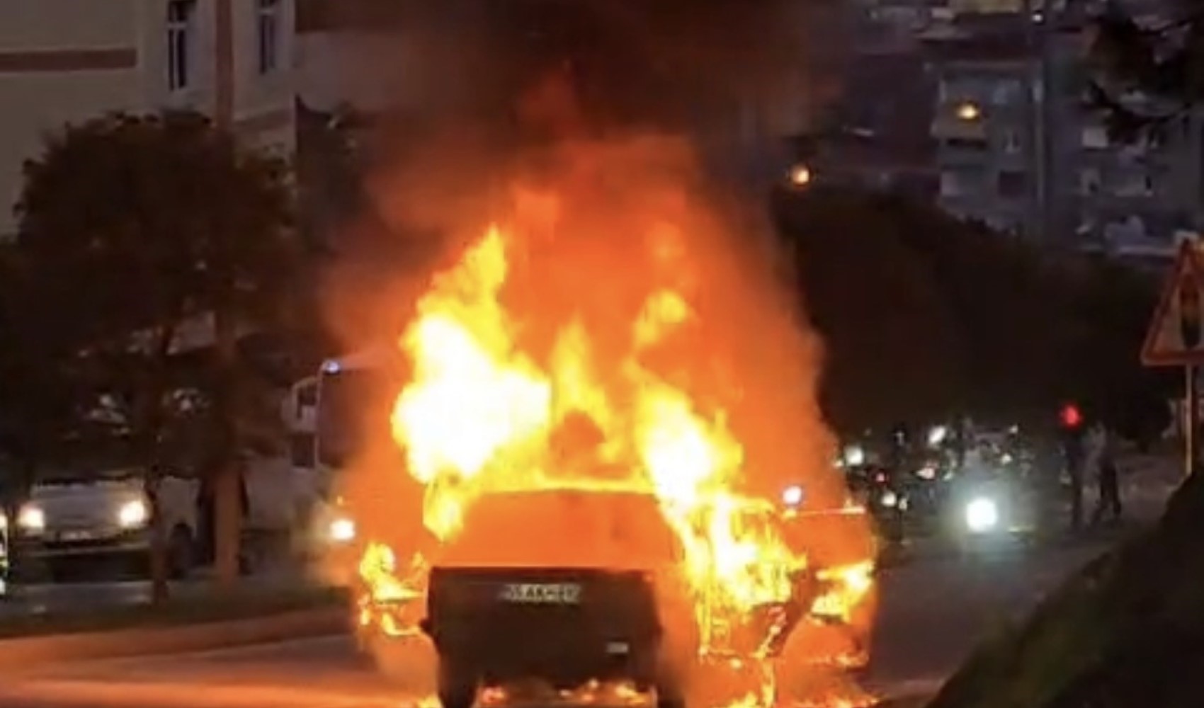 Seyir halindeki otomobil alev alev yandı