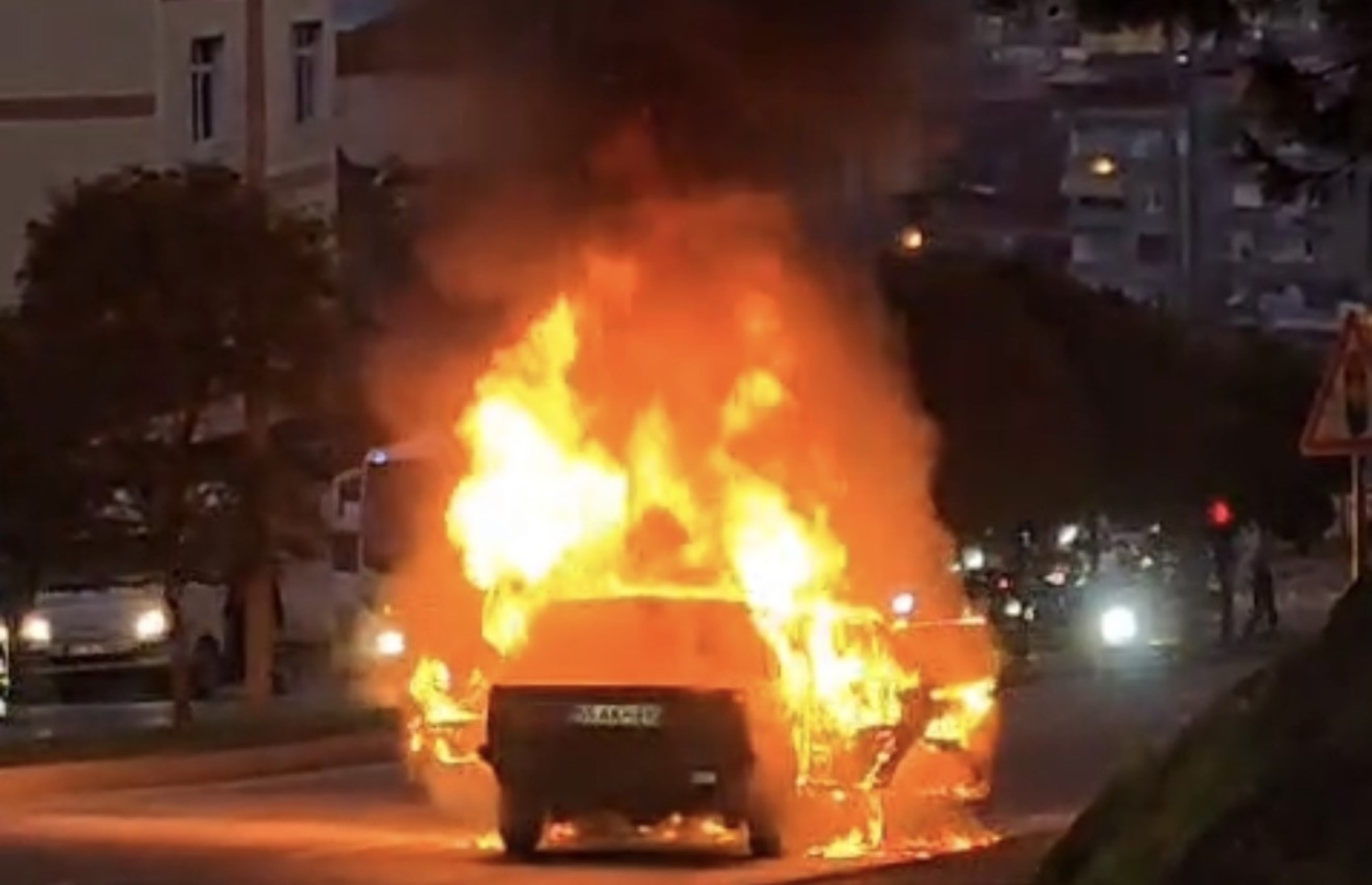 Seyir halindeki otomobil alev alev yandı