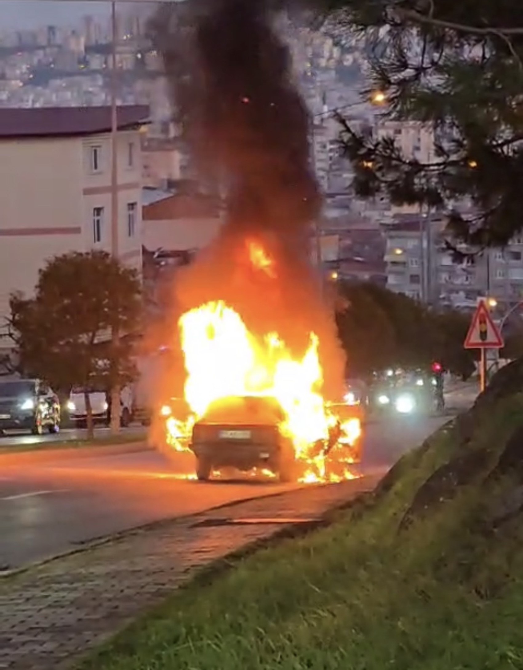 Seyir halindeki otomobil alev alev yandı