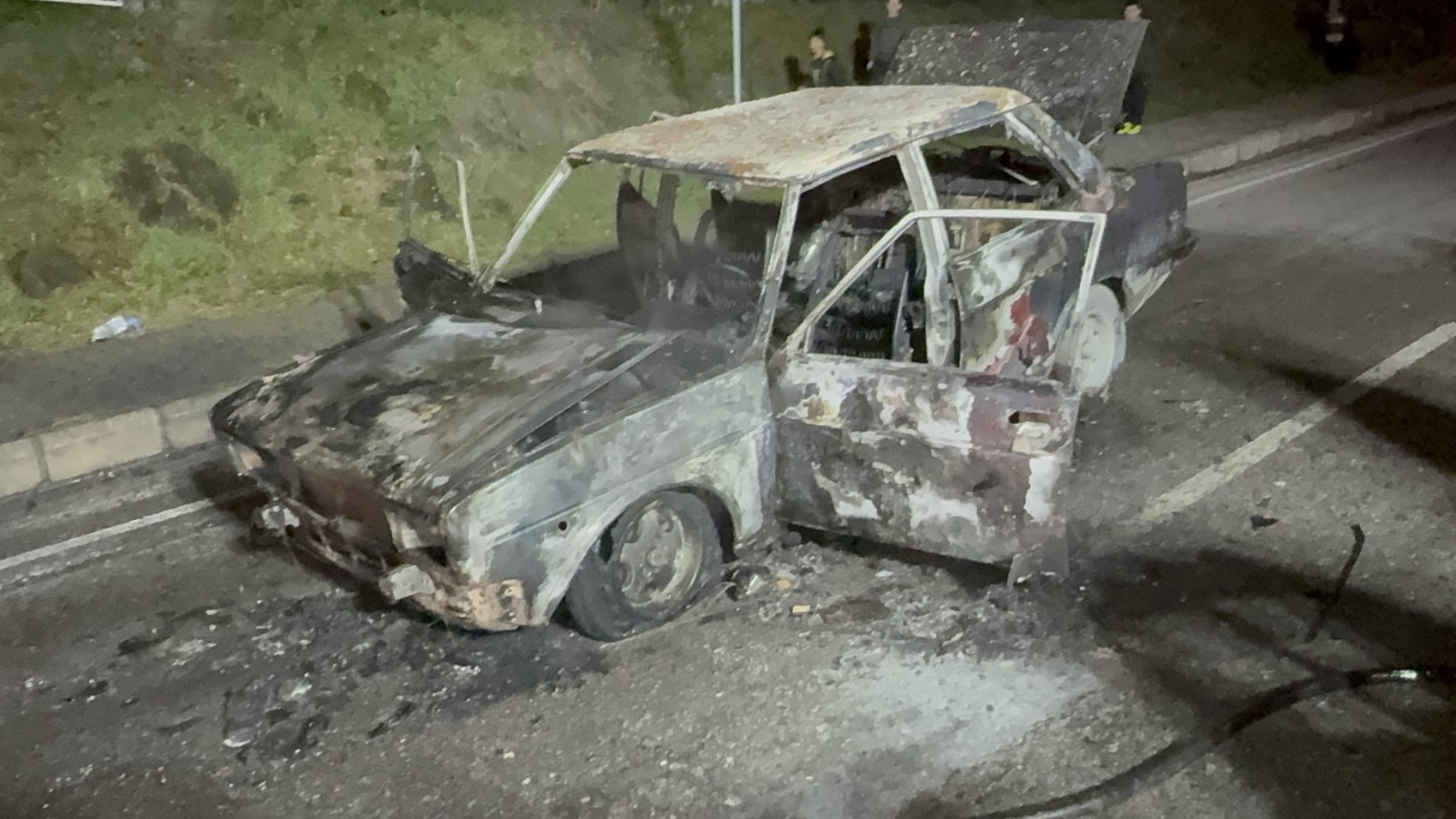 Seyir halindeki otomobil alev alev yandı