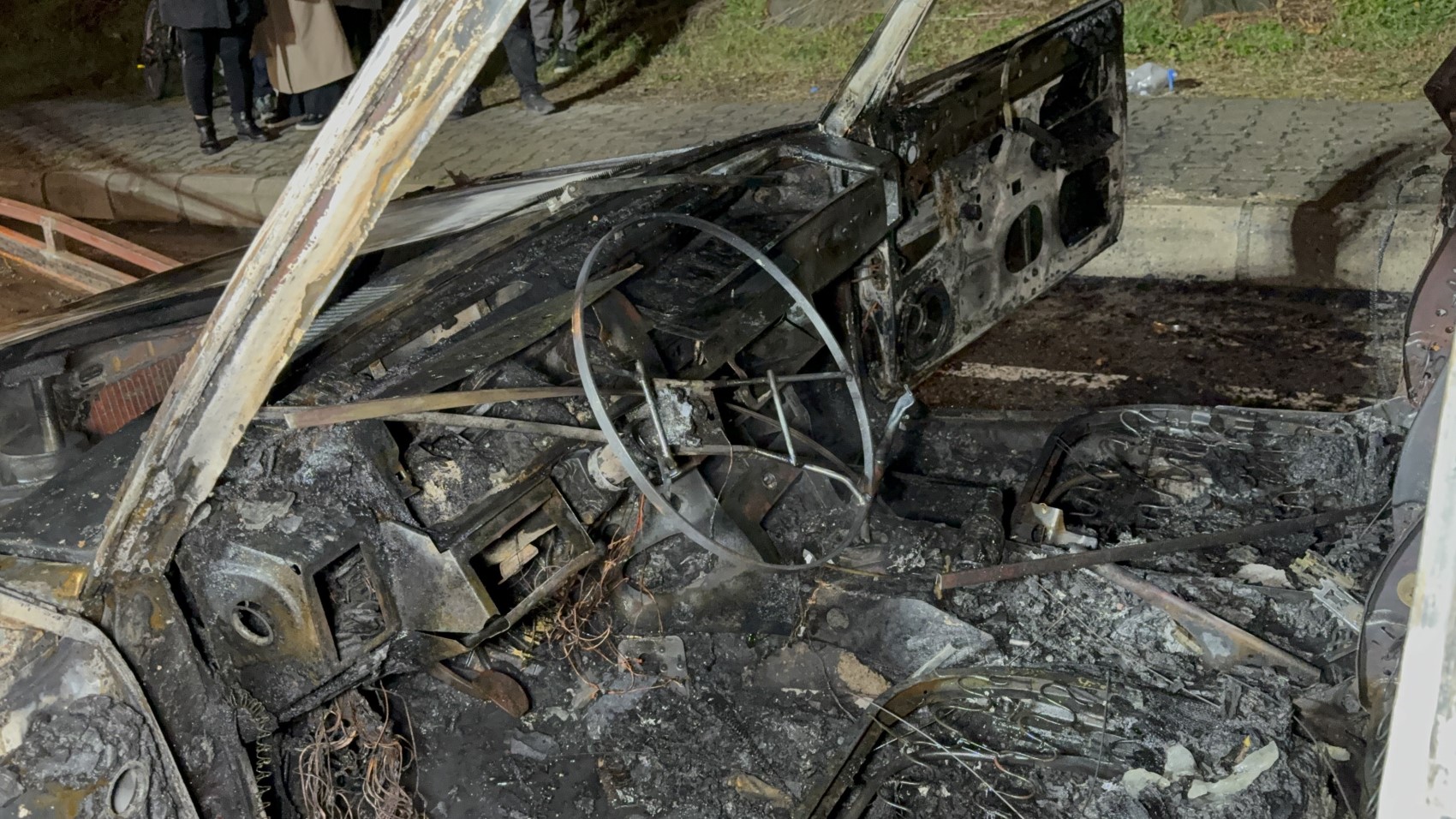 Seyir halindeki otomobil alev alev yandı