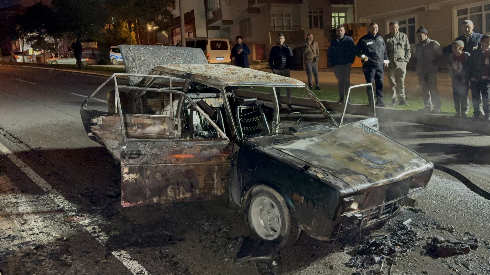 Seyir halindeki otomobil alev alev yandı