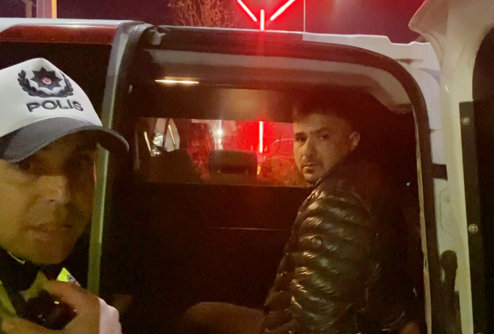 Alkollü sürücü emniyet müdürünün bulunduğu makam aracına çarptı