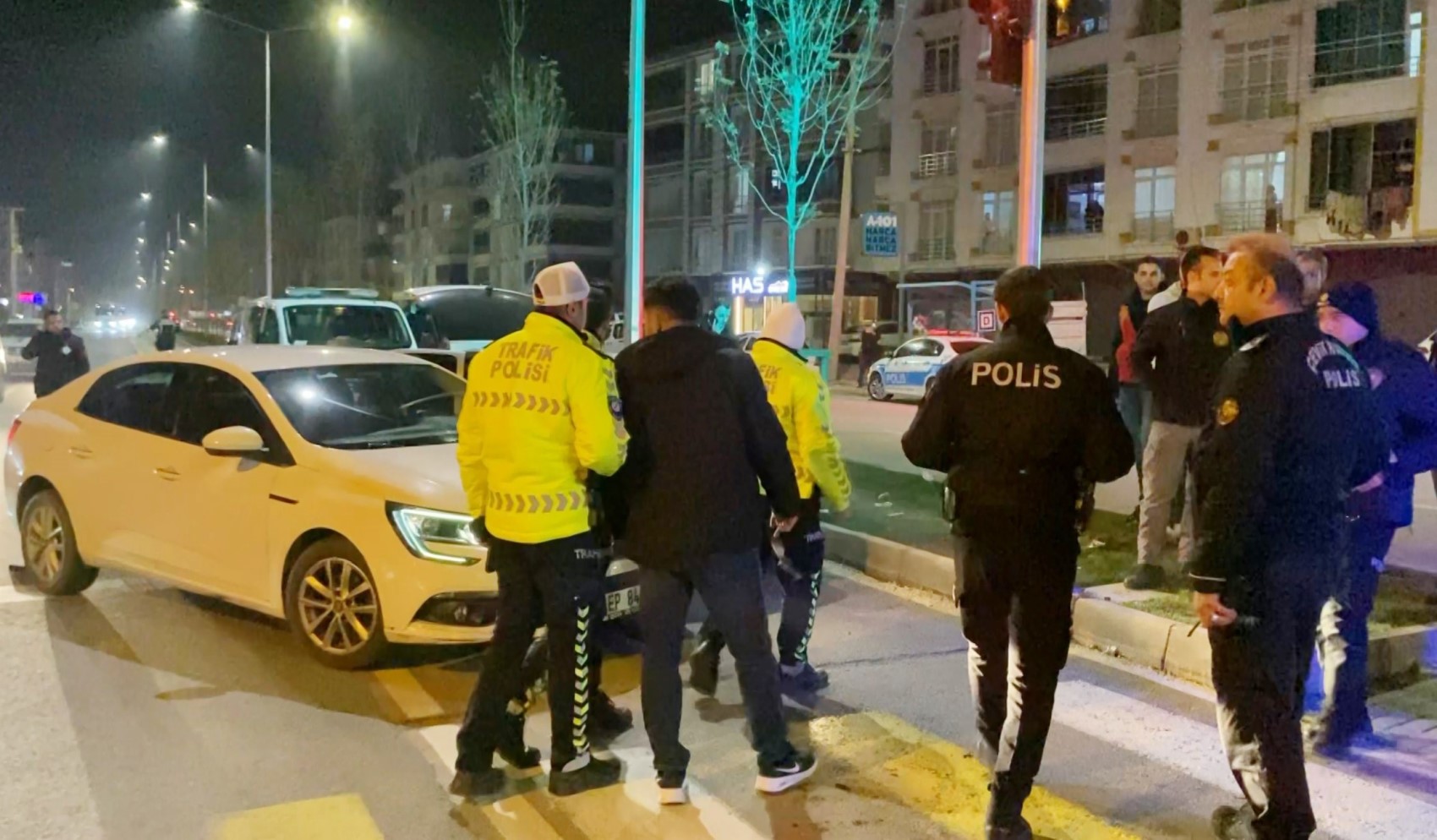 Alkollü sürücü emniyet müdürünün bulunduğu makam aracına çarptı