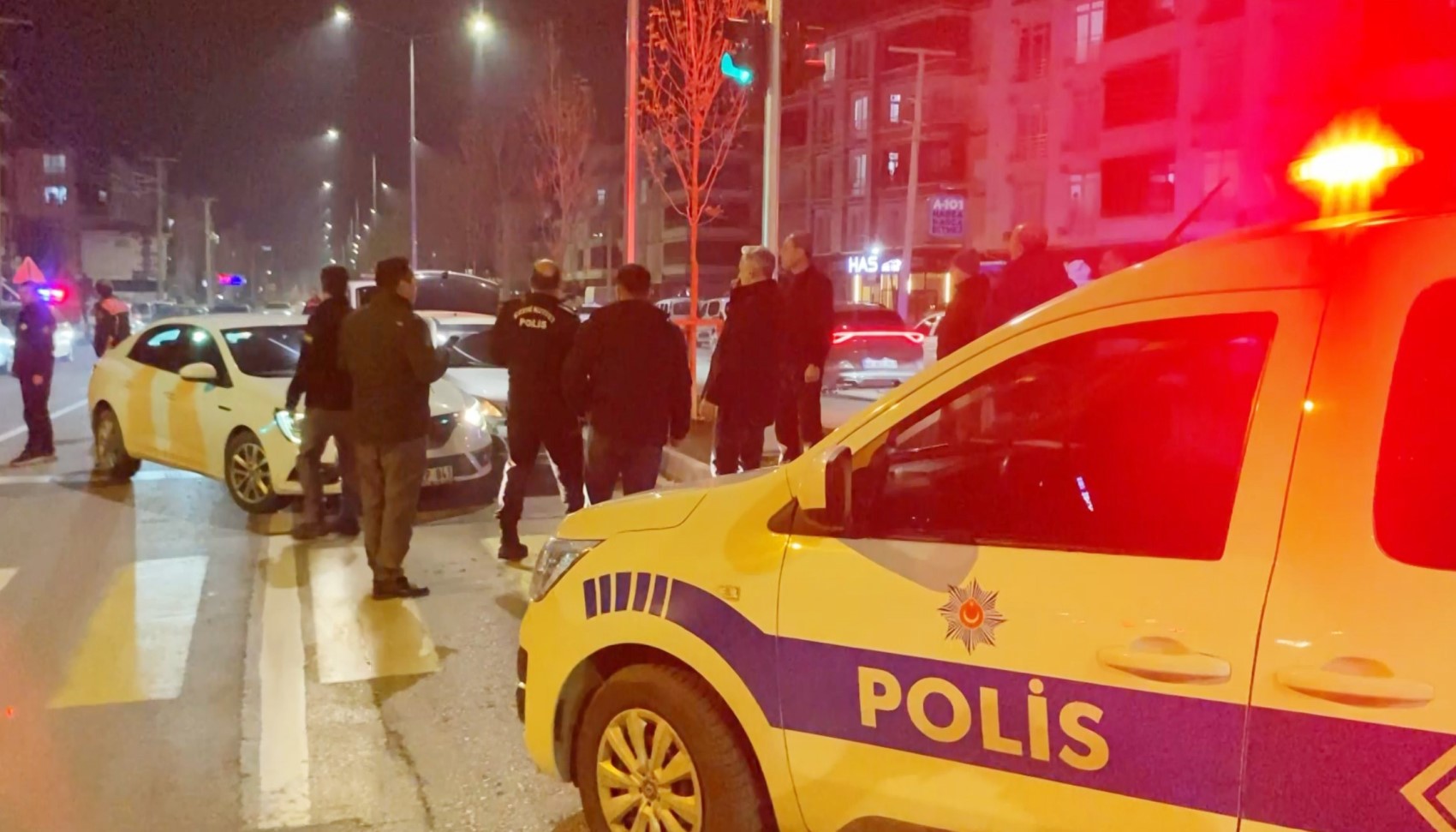 Alkollü sürücü emniyet müdürünün bulunduğu makam aracına çarptı