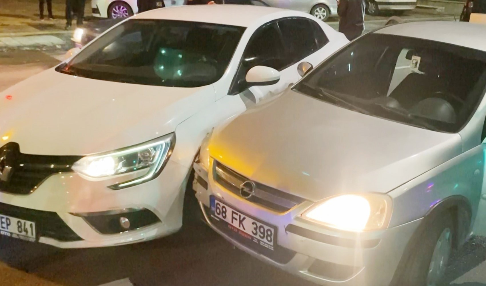 Alkollü sürücü emniyet müdürünün bulunduğu makam aracına çarptı