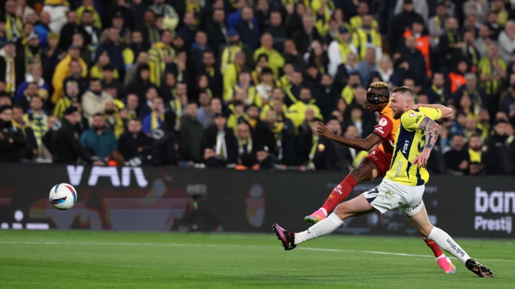 Derbiden Kazımcan'a çakmak fırlatan taraftar gözaltına alındı: İşte aldığı ceza