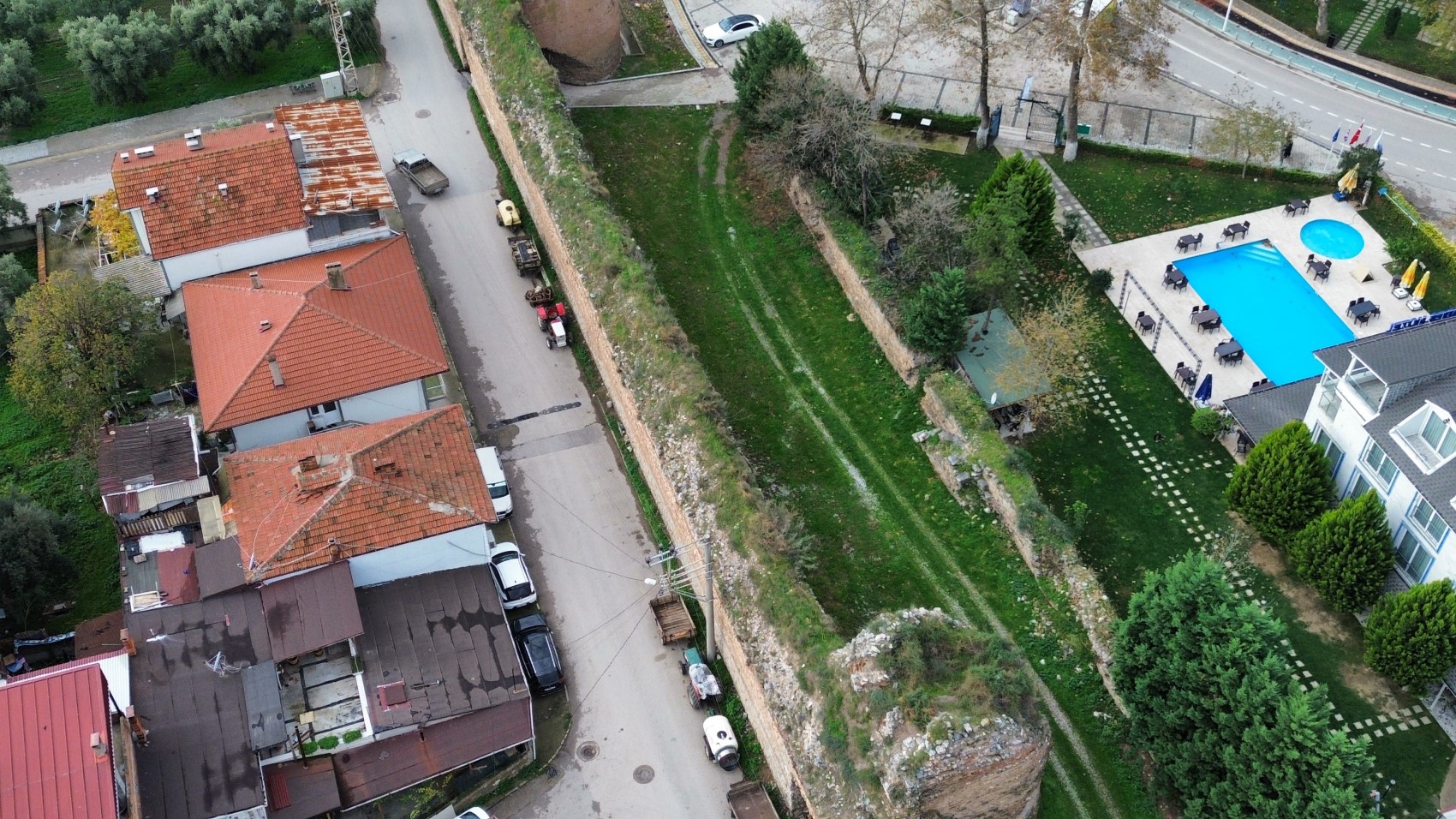 Papa ziyaret etti, sit alanındaki arsalar değerlendi