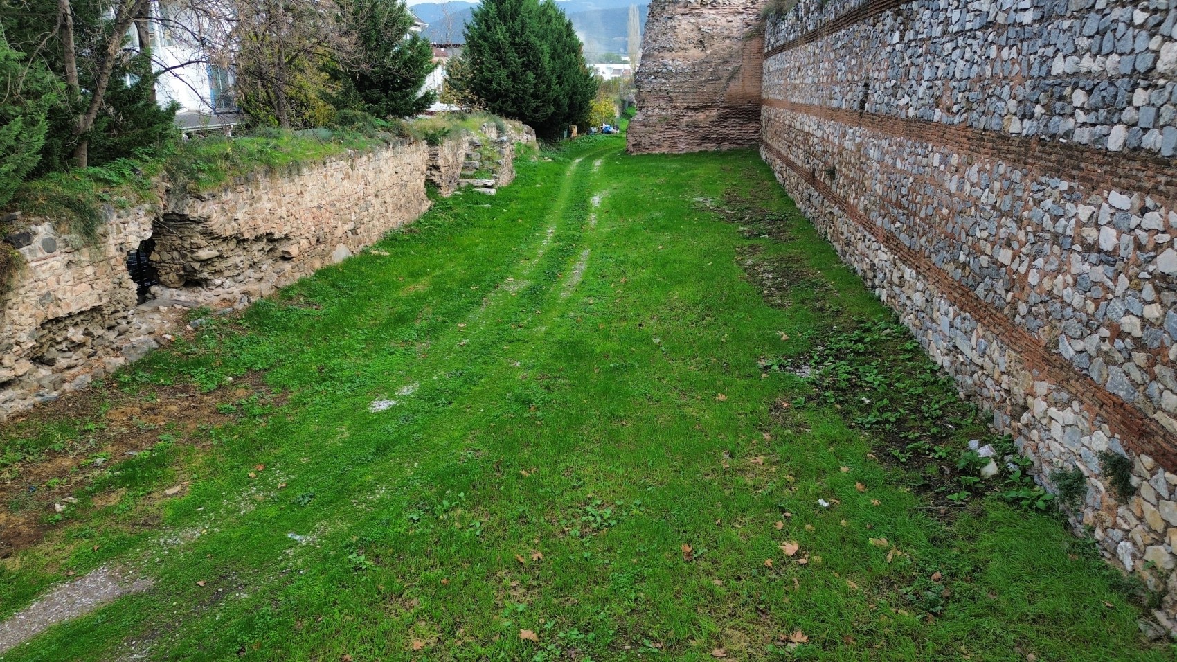 Papa ziyaret etti, sit alanındaki arsalar değerlendi